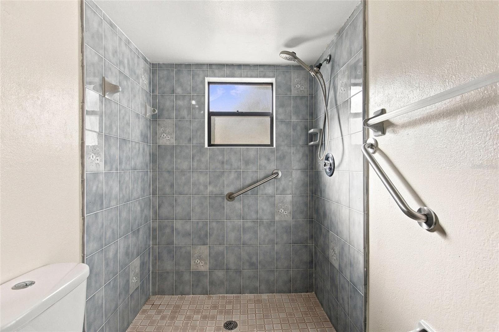 UPDATED TILED SHOWER - 2501 PLUMOSA DR, LAKE WALES