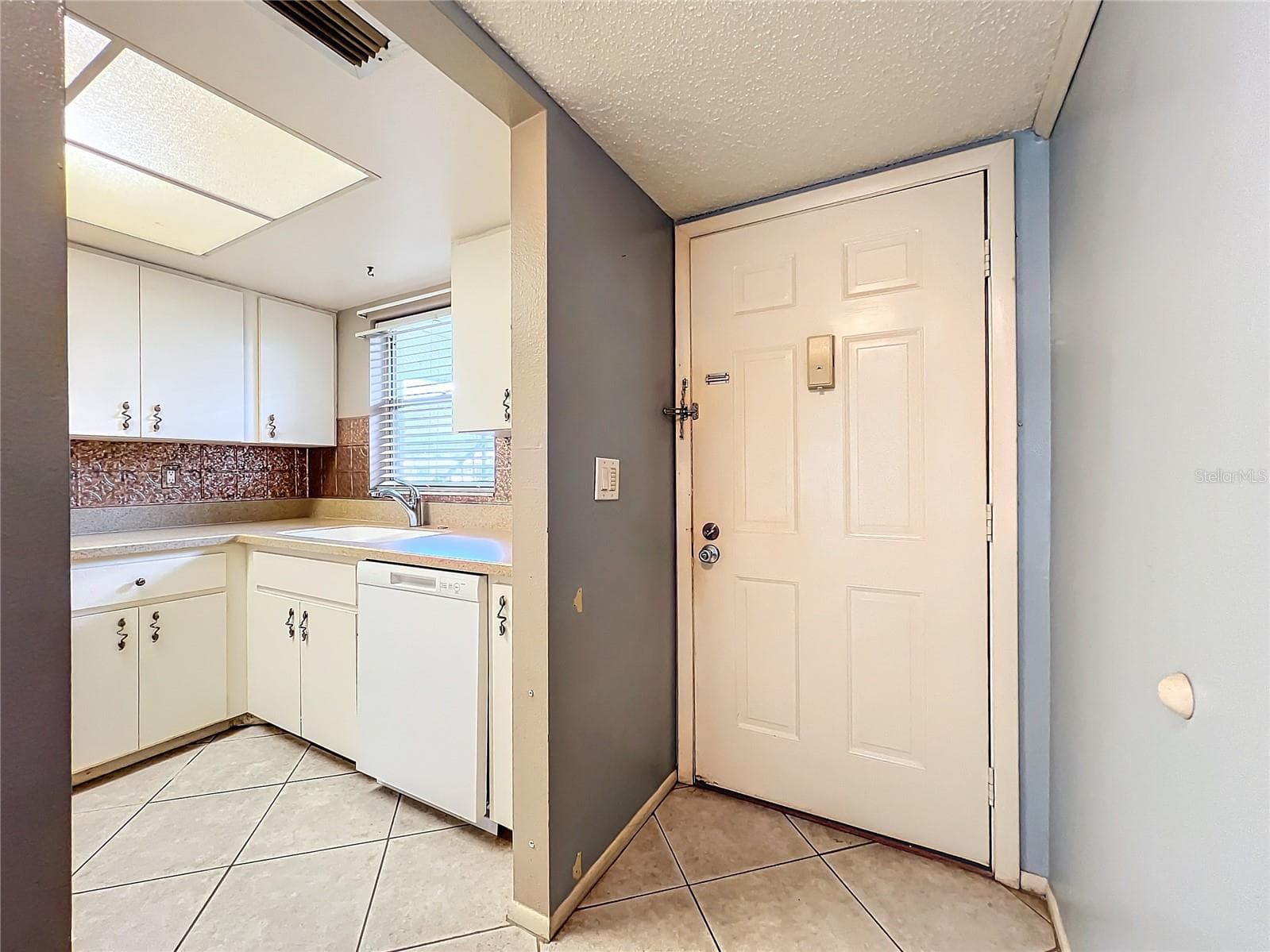 Kitchen entrance - 509 PARKDALE MEWS #509, VENICE