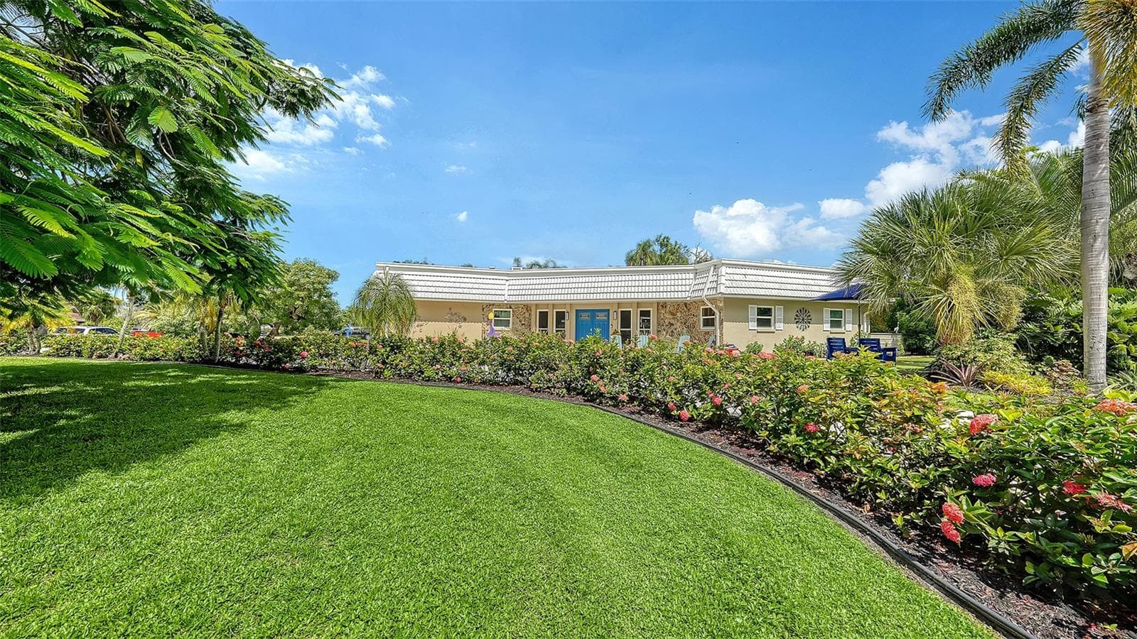 Single Family Residence at 5211 INVERNESS DR, SARASOTA, photo 2 of 37