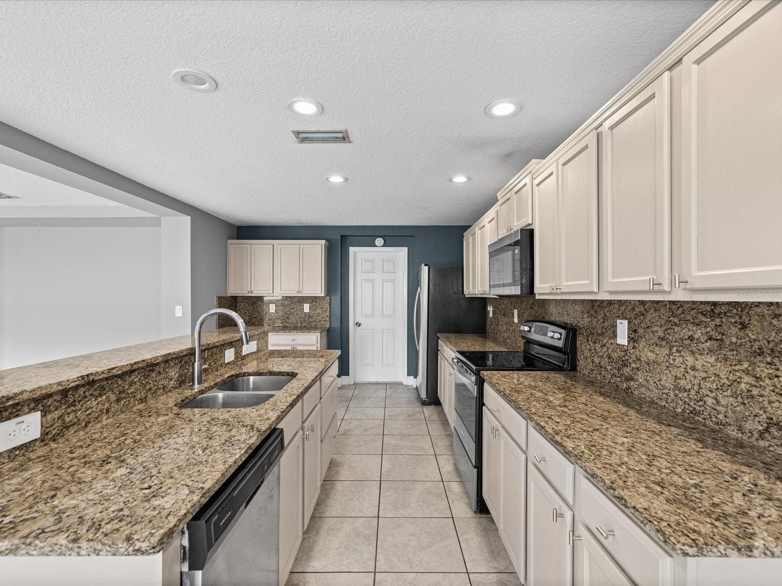 Single Family Residence at 7335 BRIDGEVIEW DR, WESLEY CHAPEL, photo 3 of 90