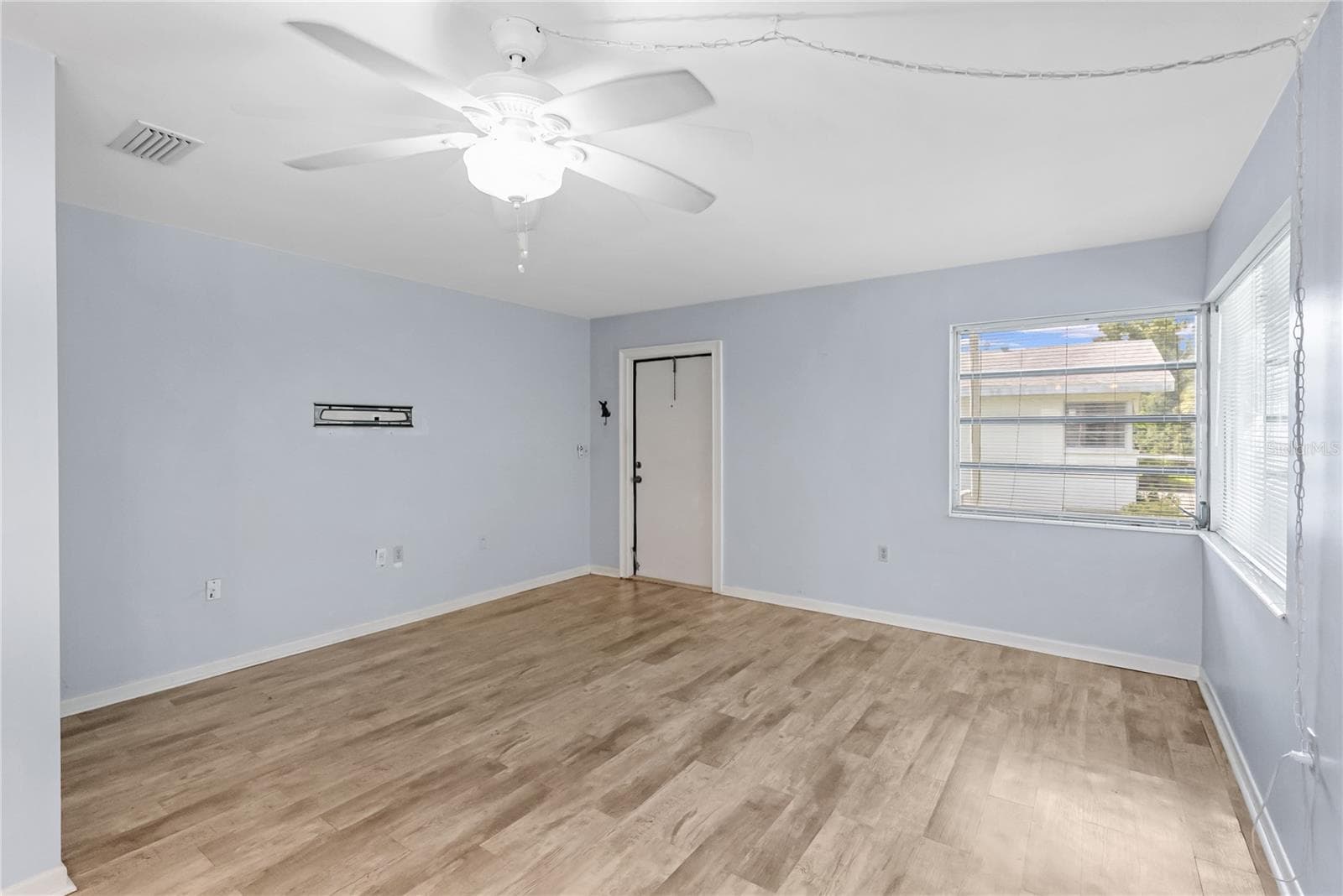 Entryway/living area - 6050 21ST ST N #20, ST PETERSBURG