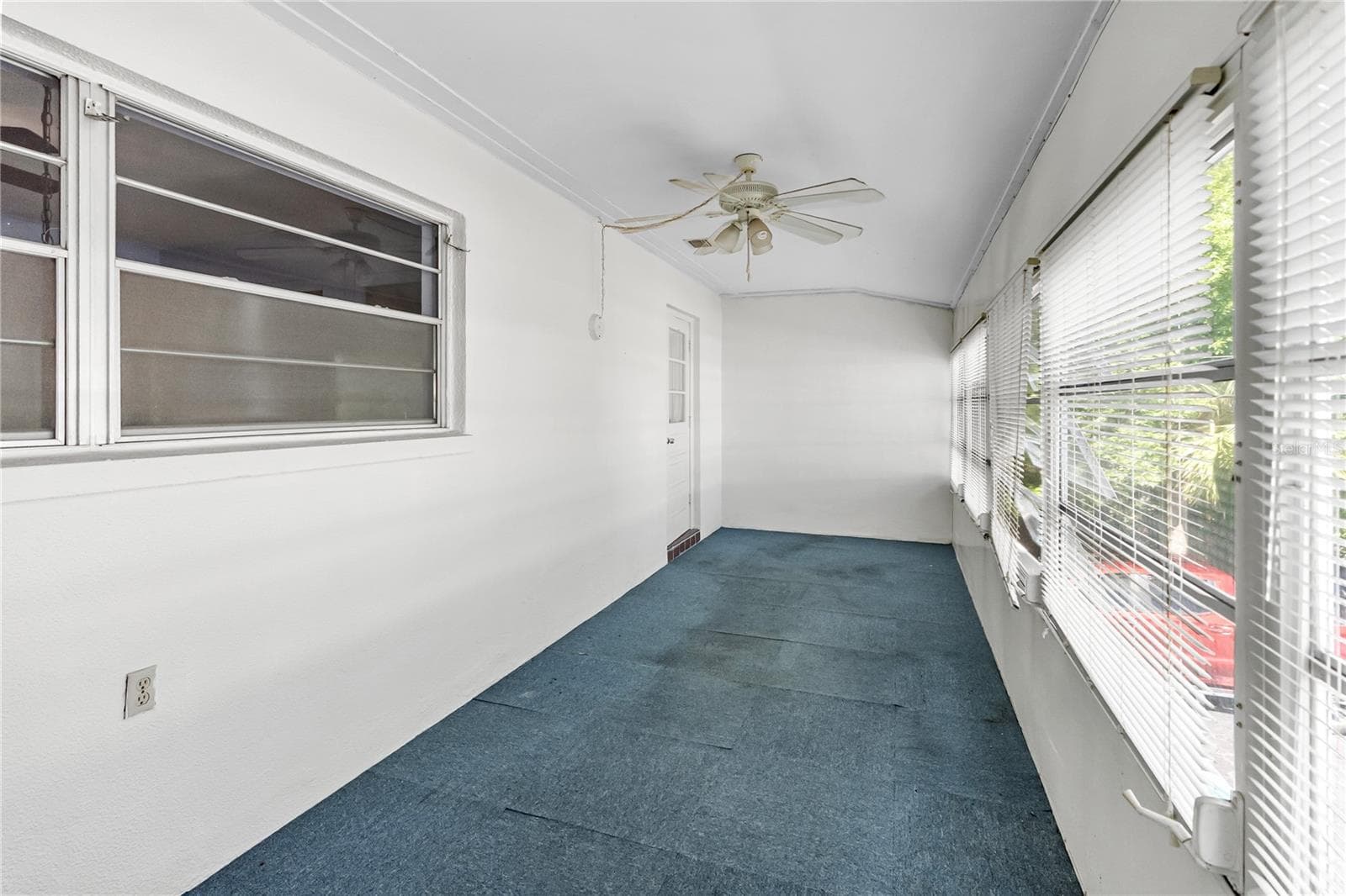 Sunroom - 6050 21ST ST N #20, ST PETERSBURG