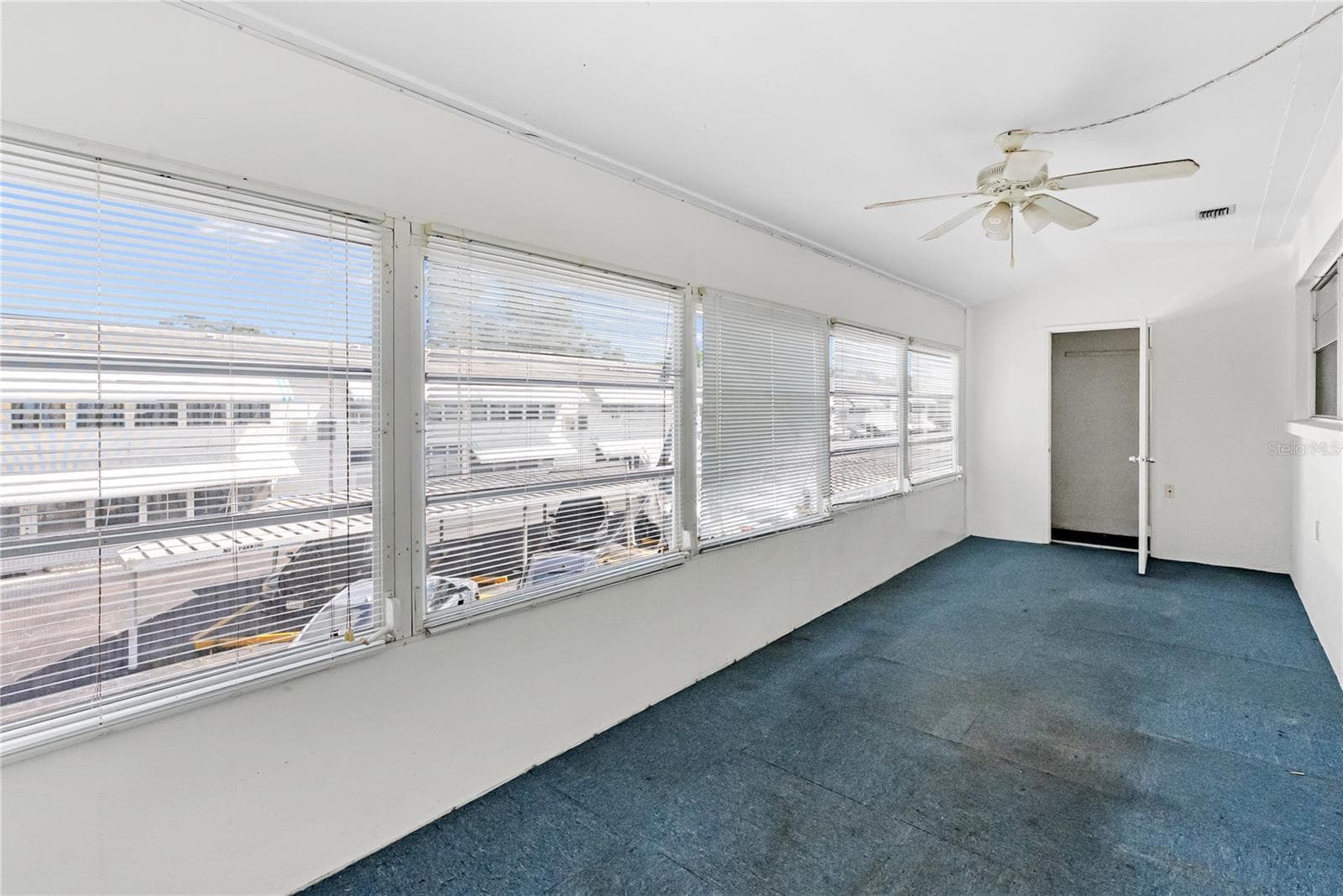 Sunroom - 6050 21ST ST N #20, ST PETERSBURG
