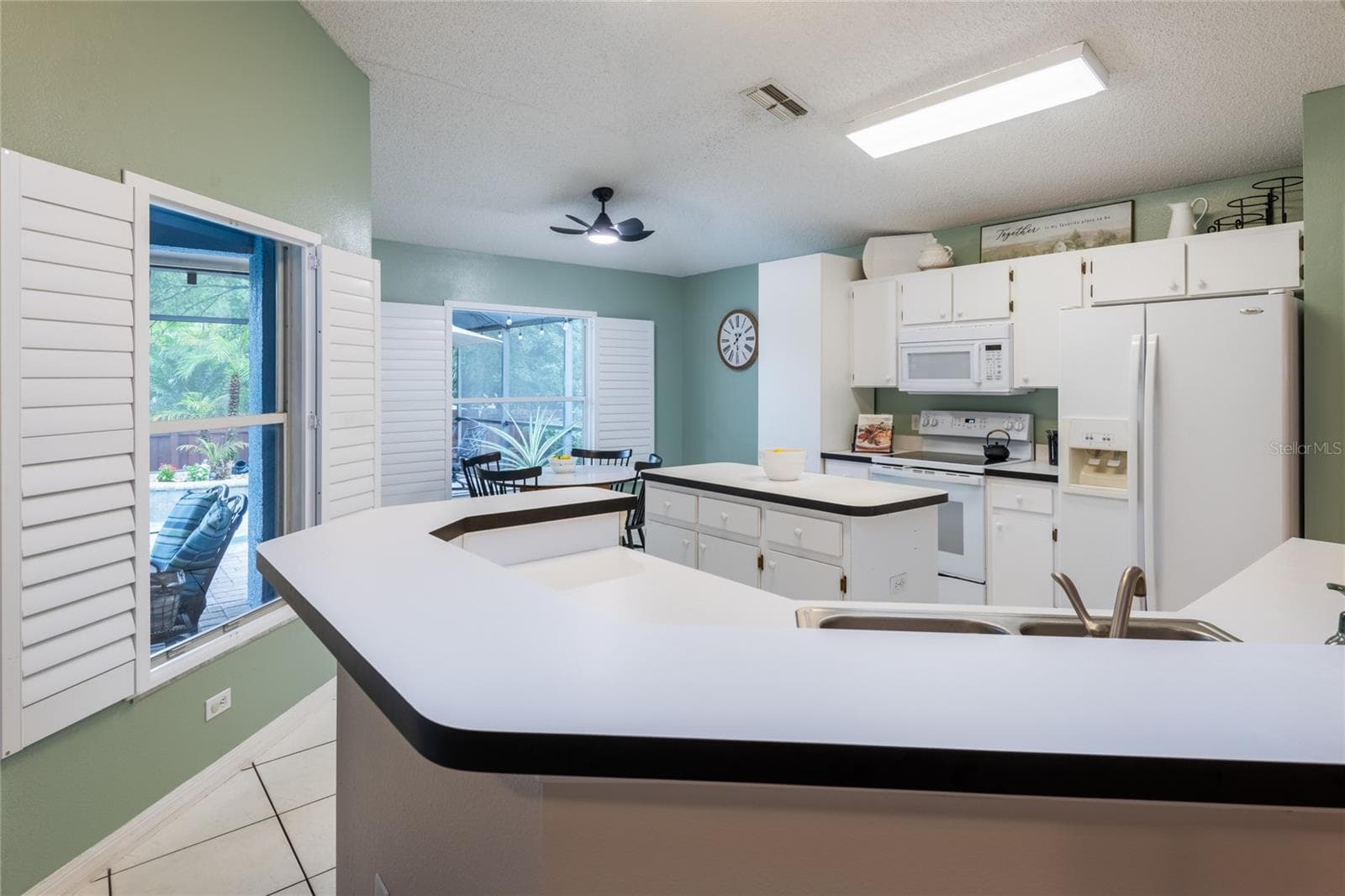 Kitchen has lots of cabinets and counter space for the cook in the family! - 10274 OASIS PALM DR, TAMPA