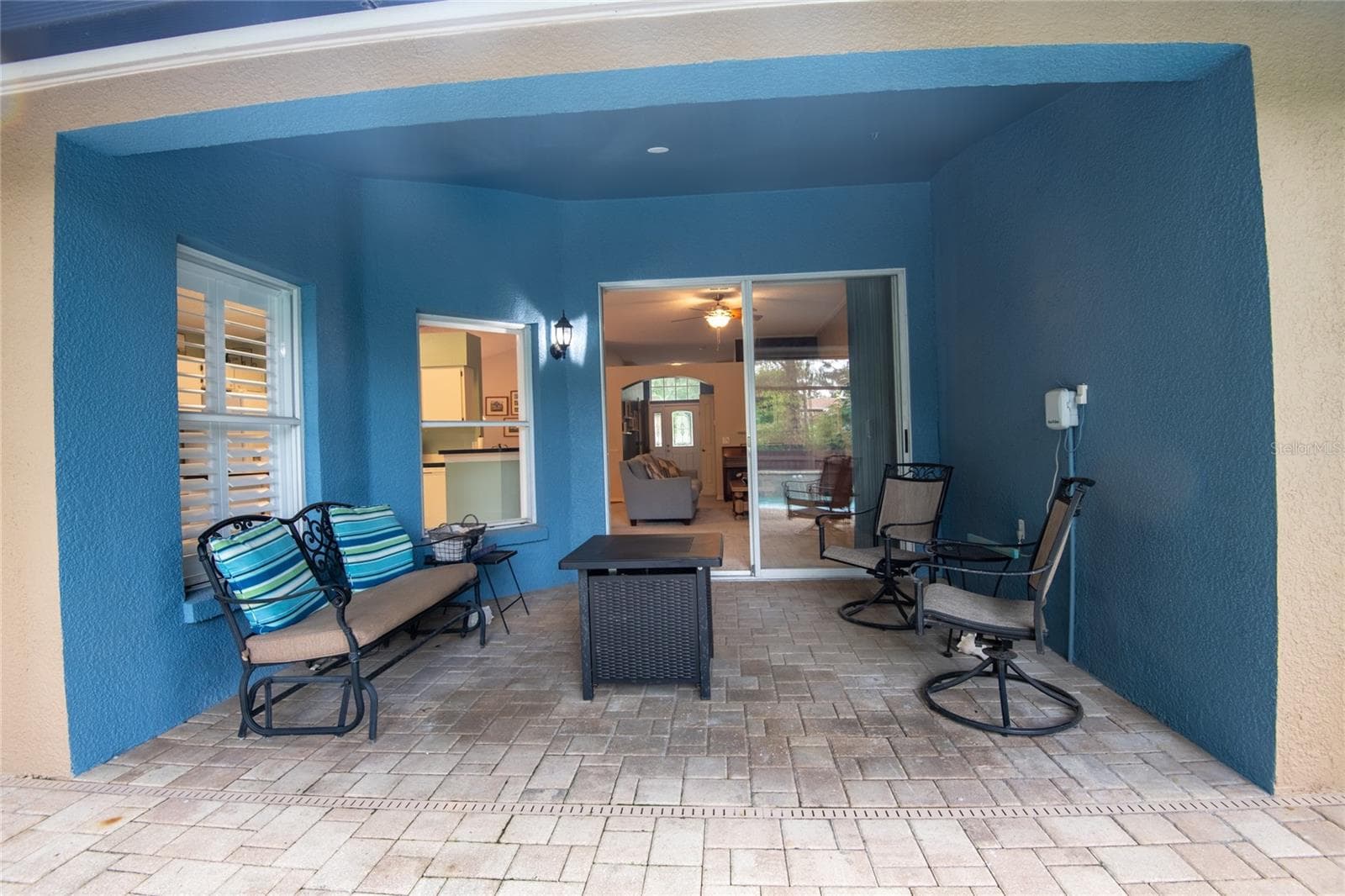 Lots of room to entertain! - 10274 OASIS PALM DR, TAMPA