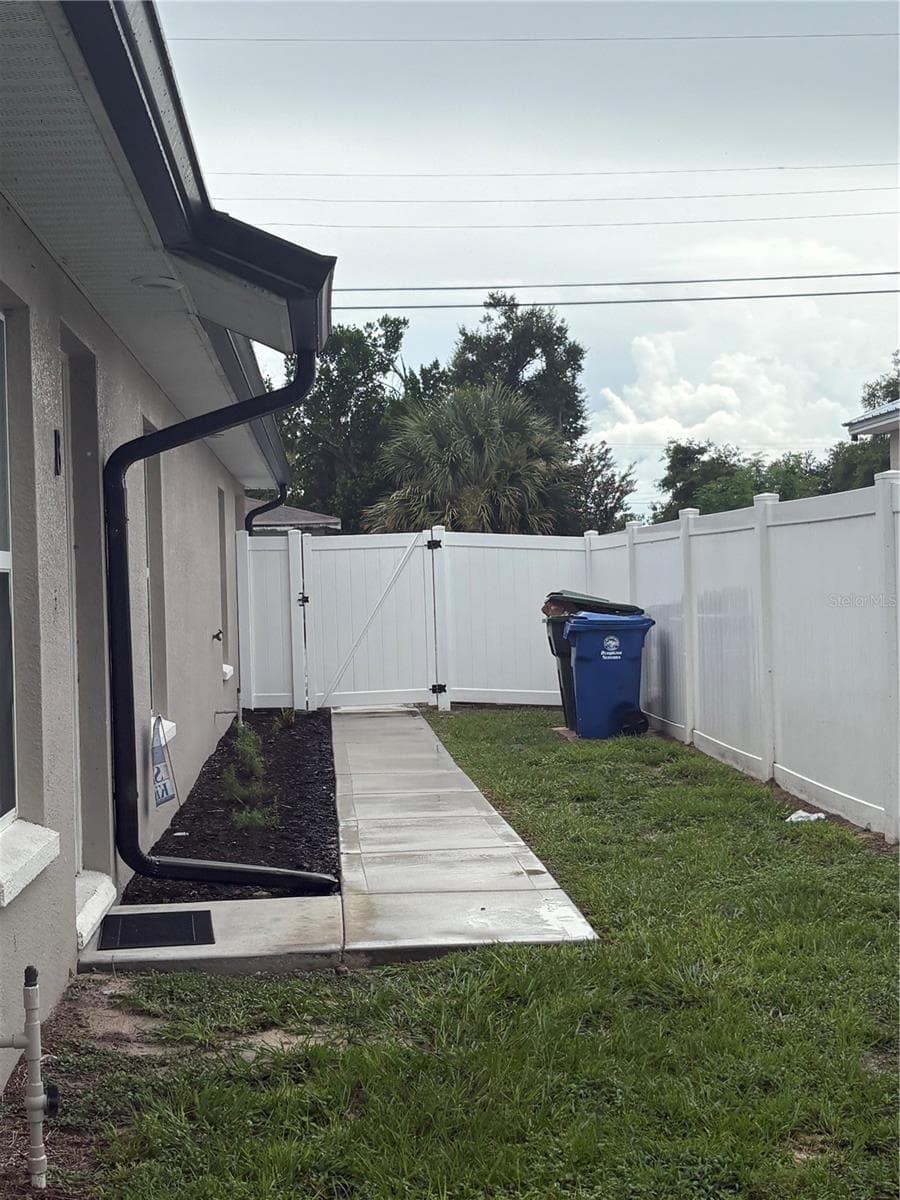 Duplex at 650 E GRAPEFRUIT AVE, LAKE ALFRED, photo 10 of 12