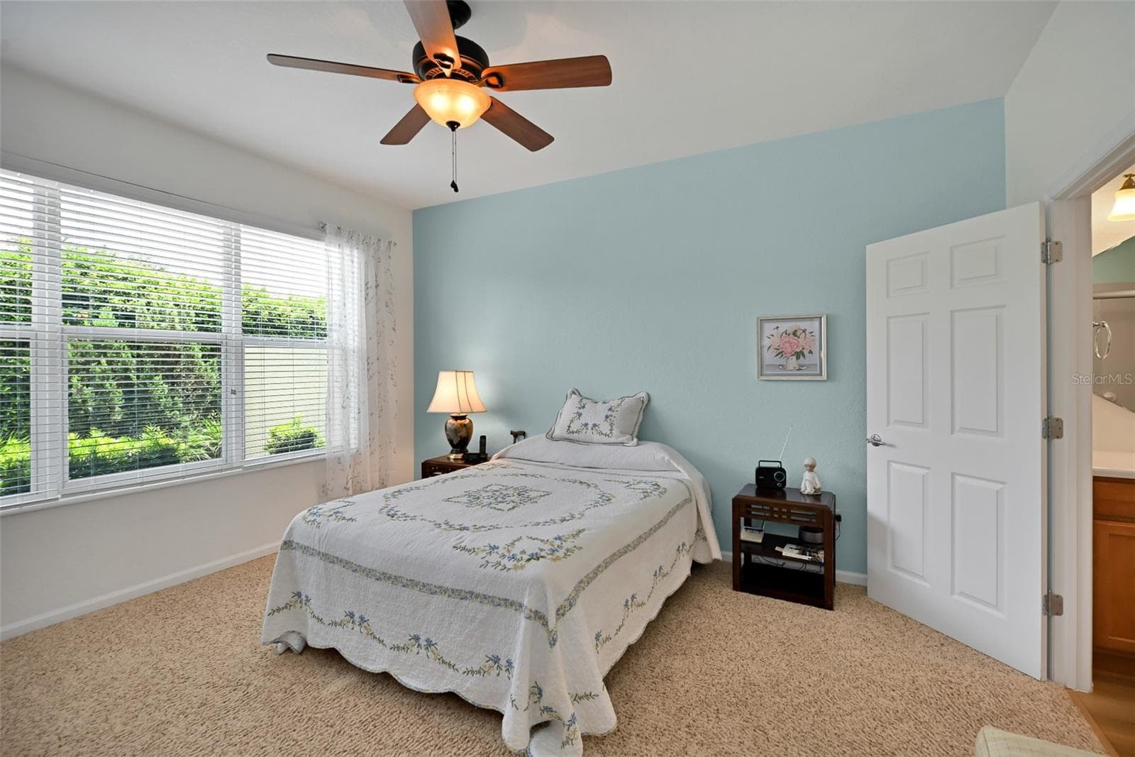 Primary bedroom with ceiling fan & ensuite bath - 7139 SW 91ST CT, OCALA