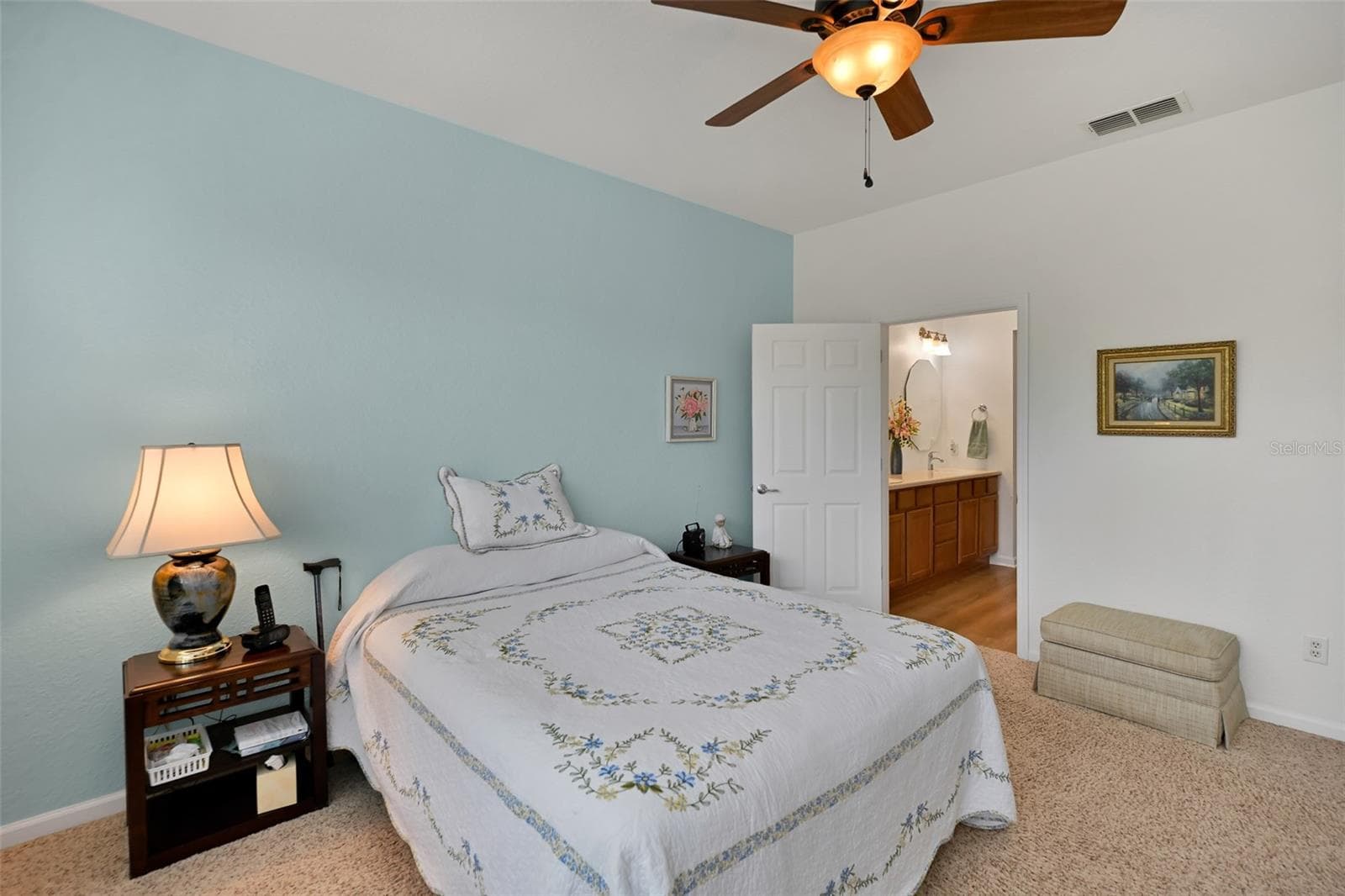 Primary bedroom with ceiling fan & ensuite bath - 7139 SW 91ST CT, OCALA