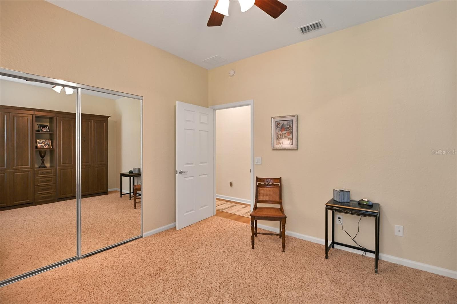 Guest bedroom with included twin Murphy beds, ceiling fan & mirrored closet doors - 7139 SW 91ST CT, OCALA