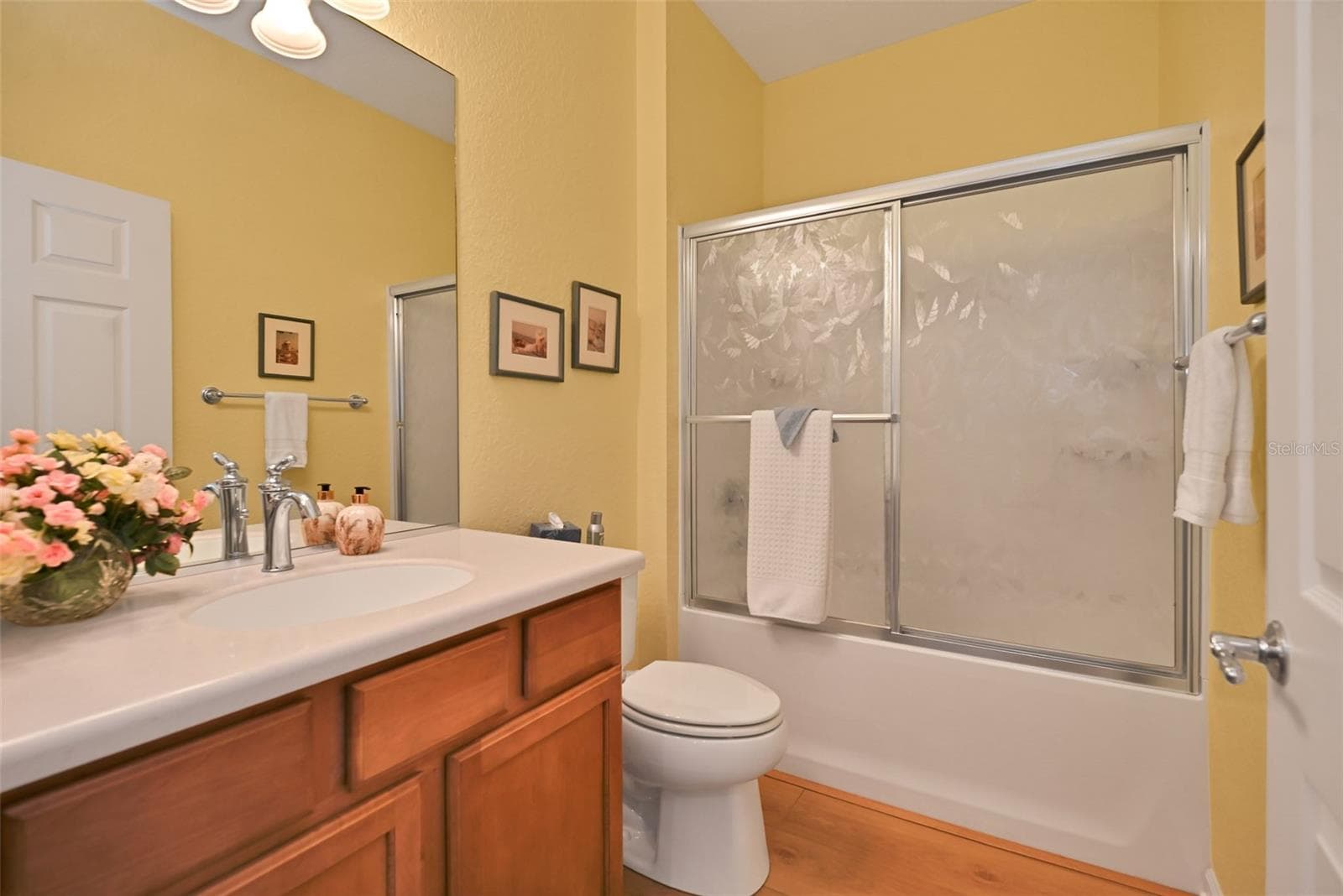 Guest bath with single vanity & tub/shower combo - 7139 SW 91ST CT, OCALA