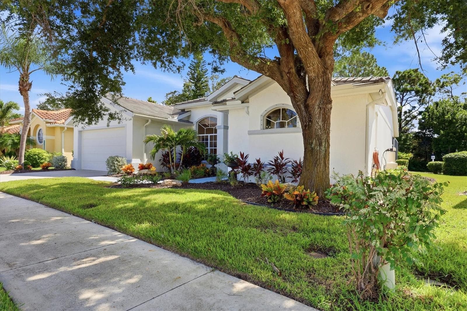 Front exterior, nice shade tree - 8857 HAVENRIDGE DR, SARASOTA
