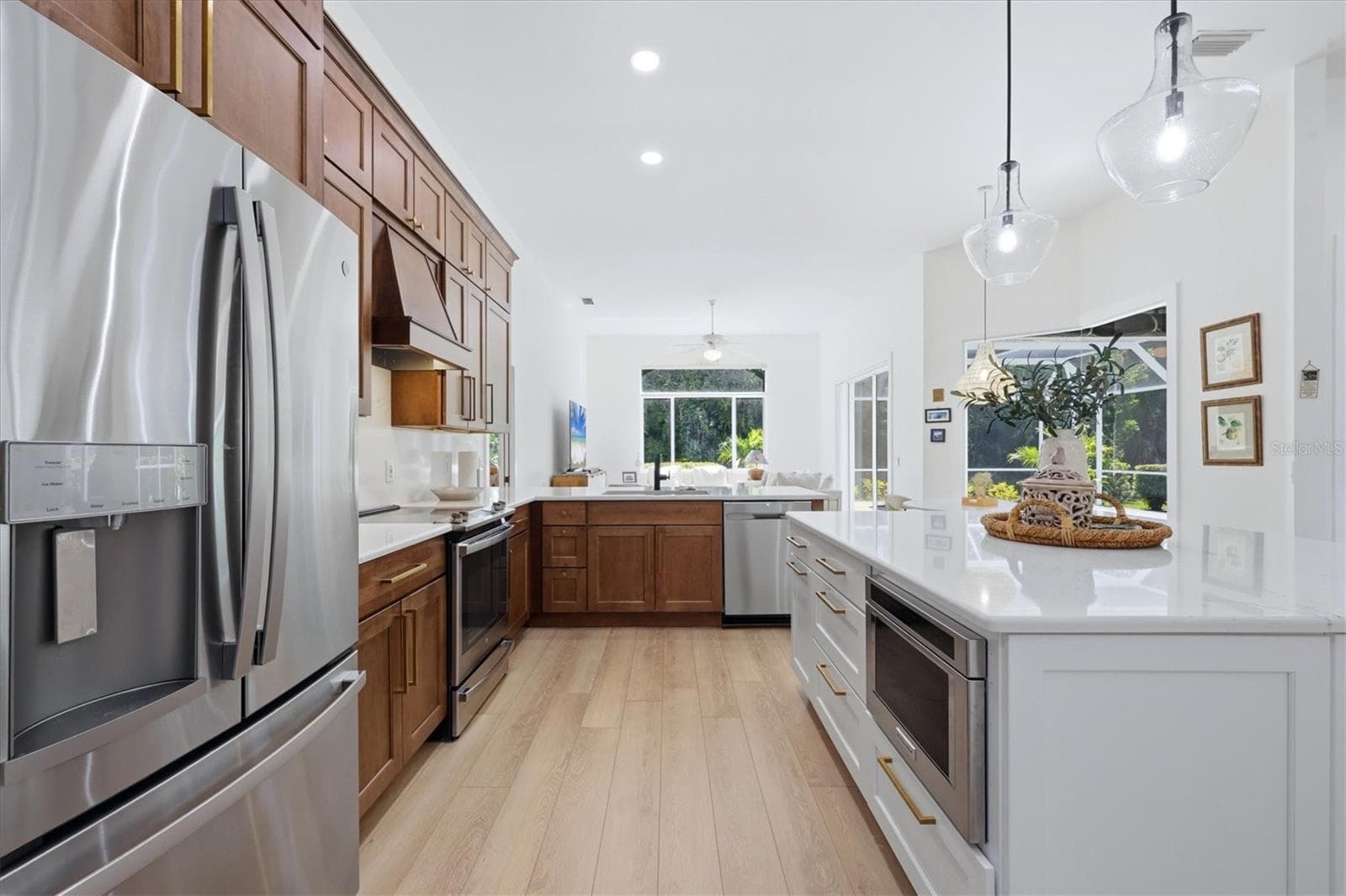 Kitchen with island/breakfast bar. - 8857 HAVENRIDGE DR, SARASOTA