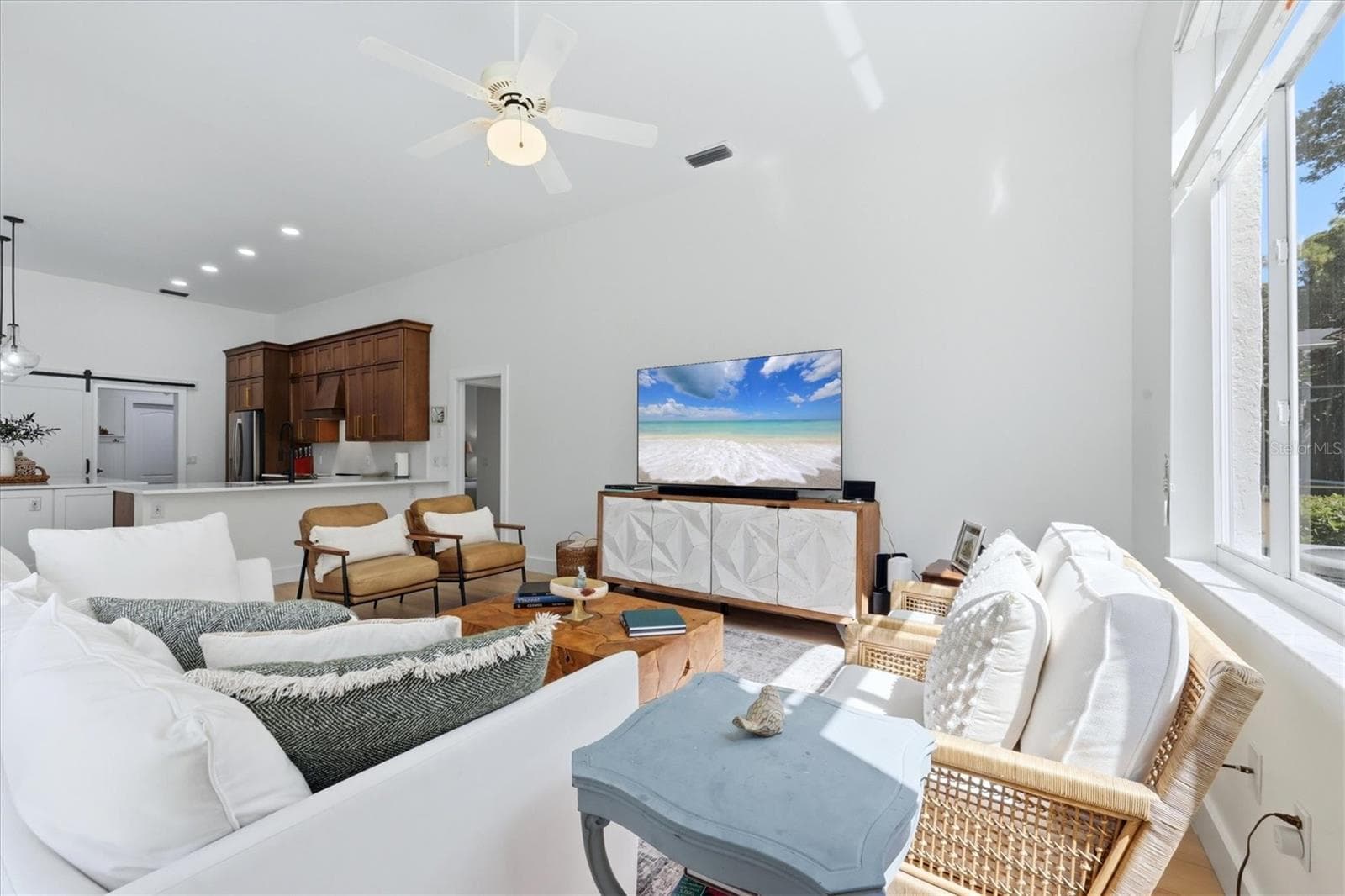 Family room/kitchen combo - 8857 HAVENRIDGE DR, SARASOTA