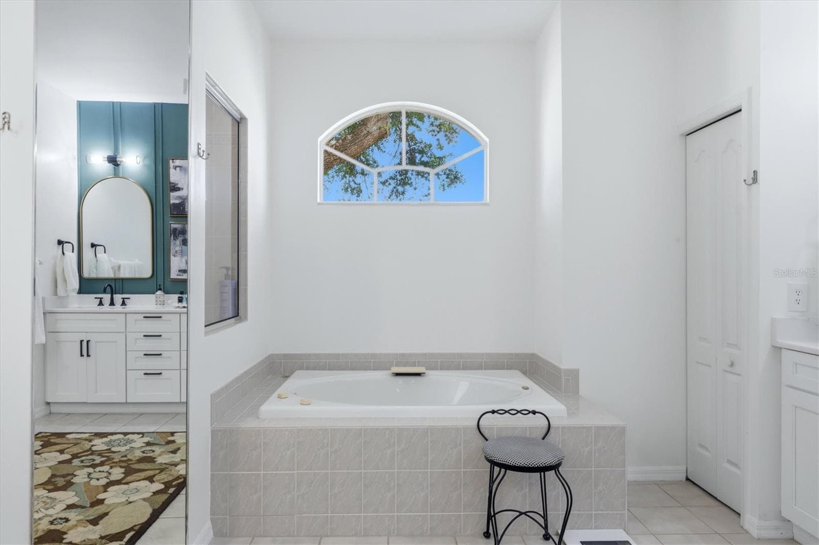 Primary bath with jetted tub - 8857 HAVENRIDGE DR, SARASOTA