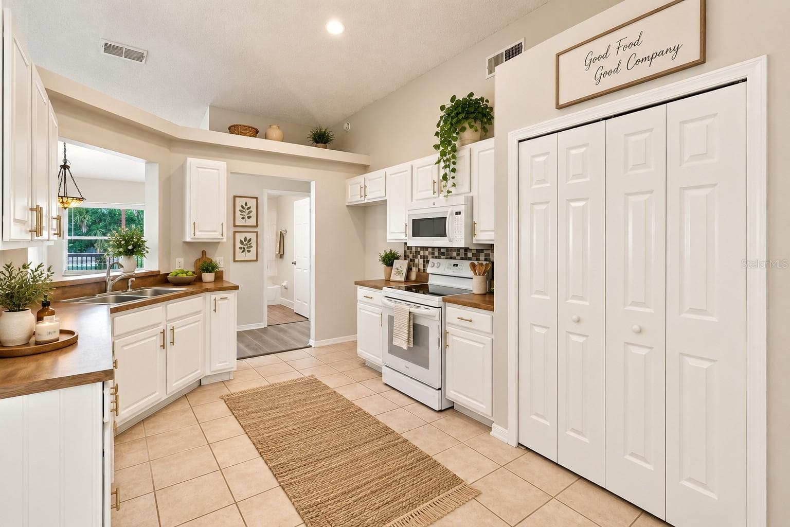 Single Family Residence at 2117 FISH EAGLE ST, CLERMONT, photo 2 of 44