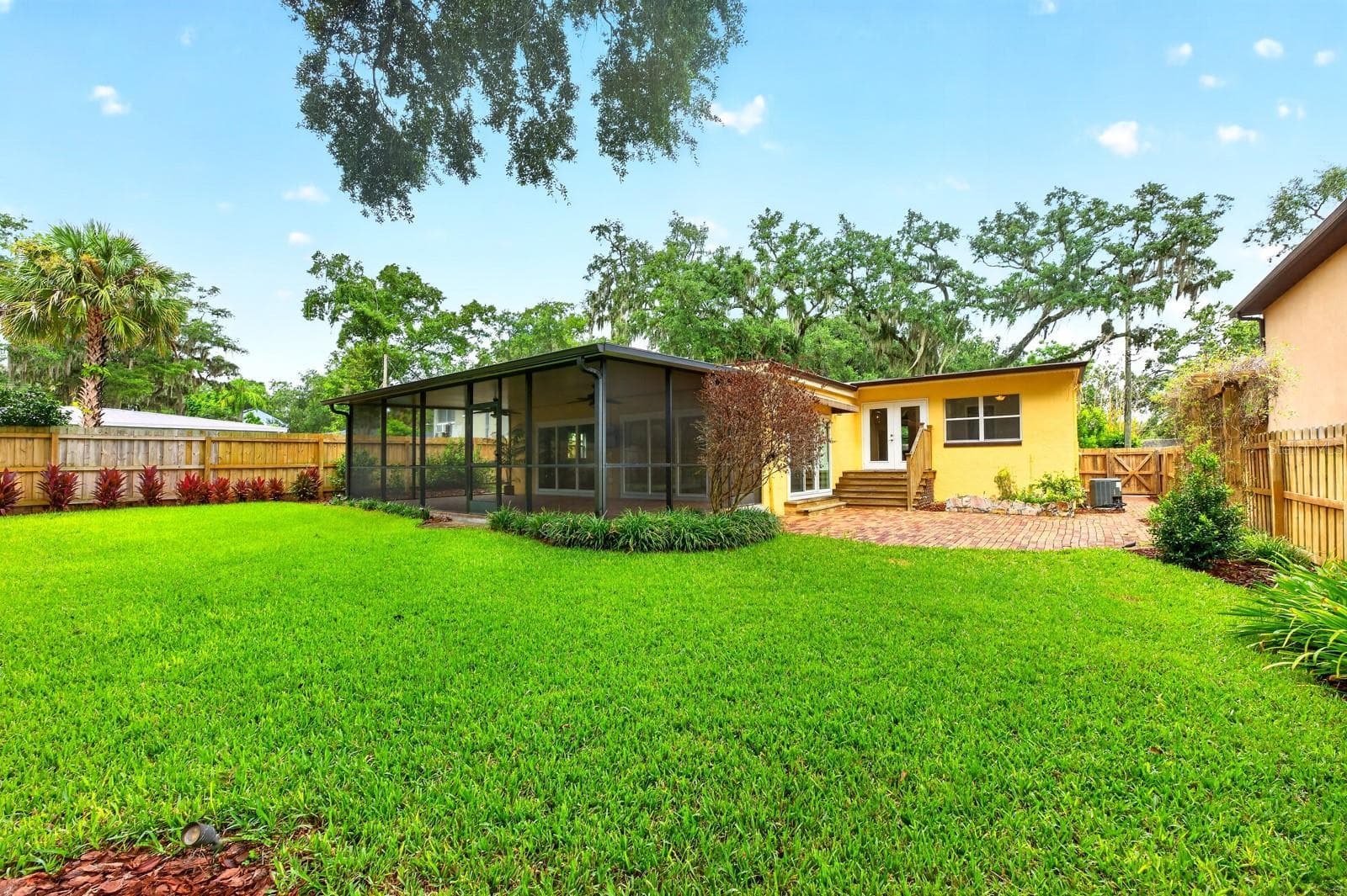 .21 acre lot and a manicured fully fenced backyard becomes your backyard oasis! - 1212 ELMWOOD ST, ORLANDO