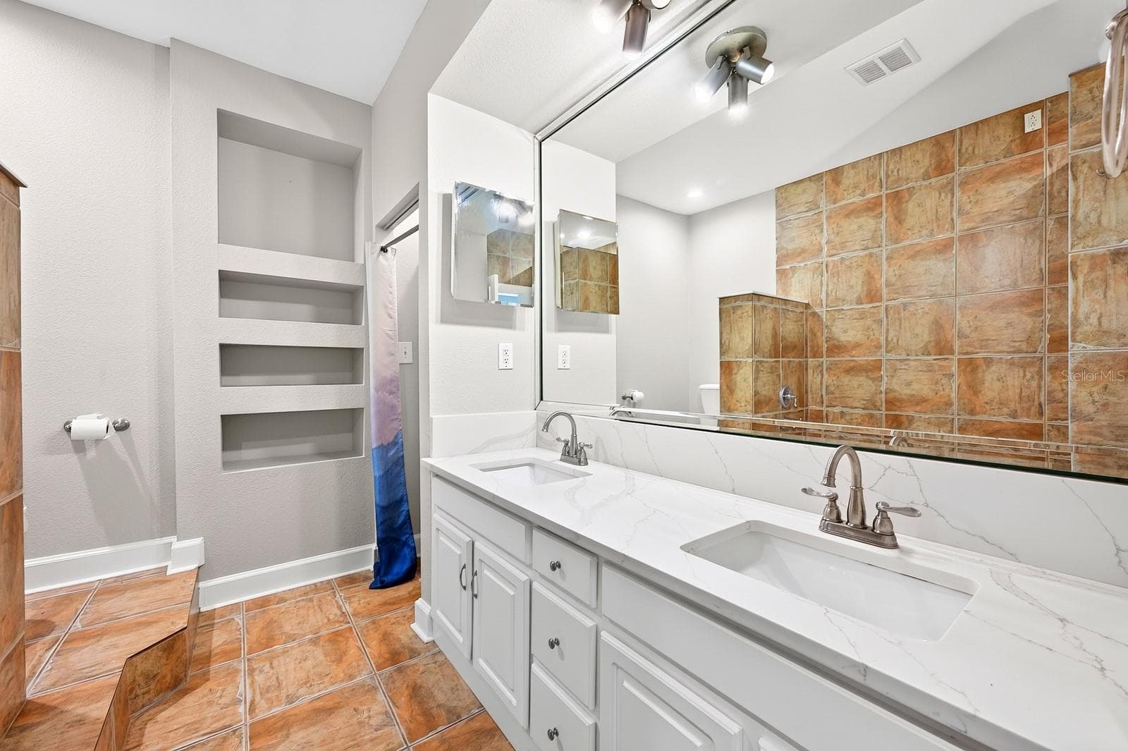 Primary en-suite bath. - 1212 ELMWOOD ST, ORLANDO