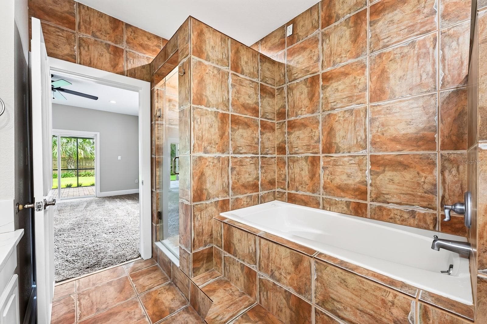 Primary en-suite bath. - 1212 ELMWOOD ST, ORLANDO