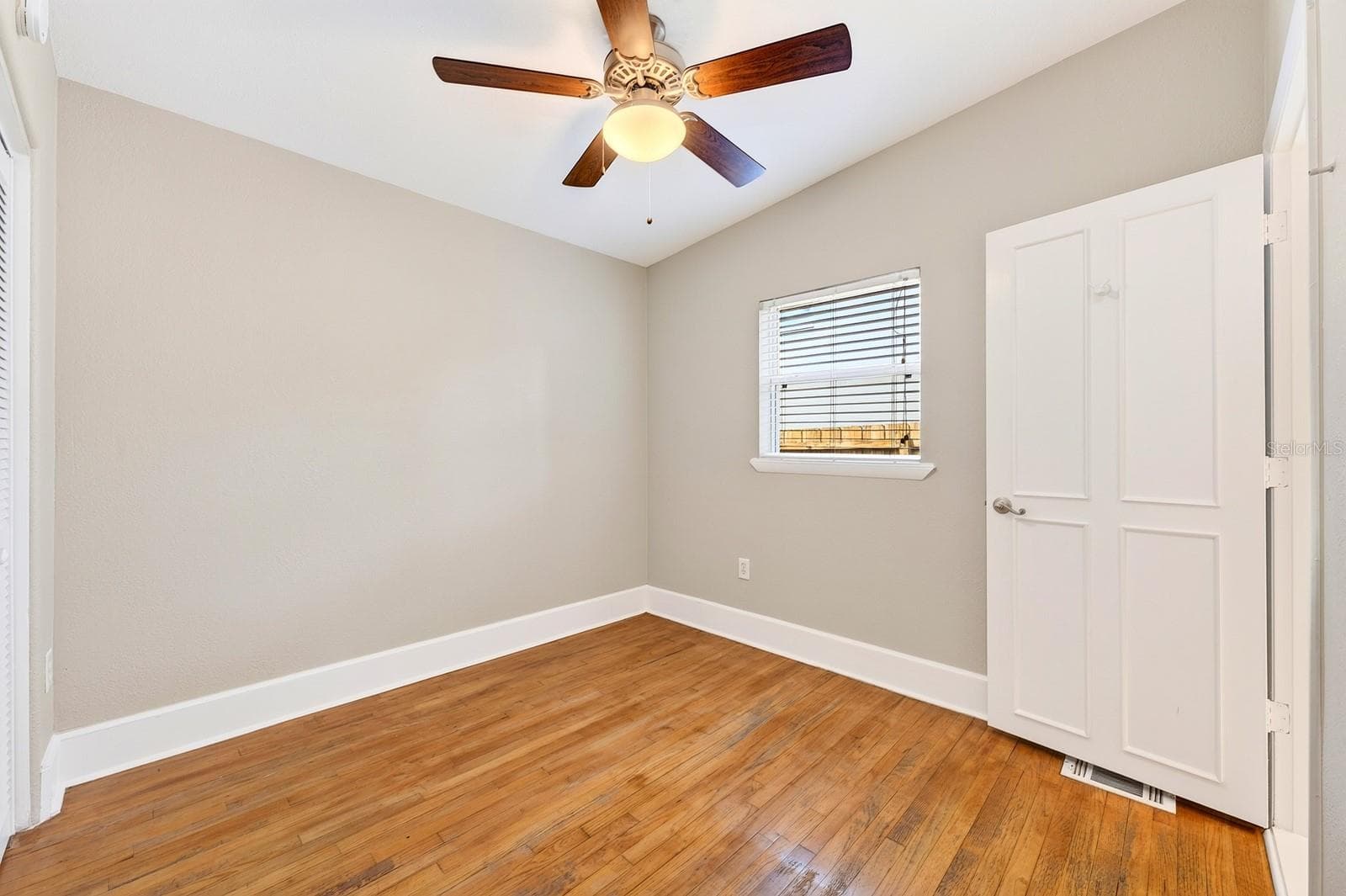 Fourth bedroom has en-suite bath access. - 1212 ELMWOOD ST, ORLANDO