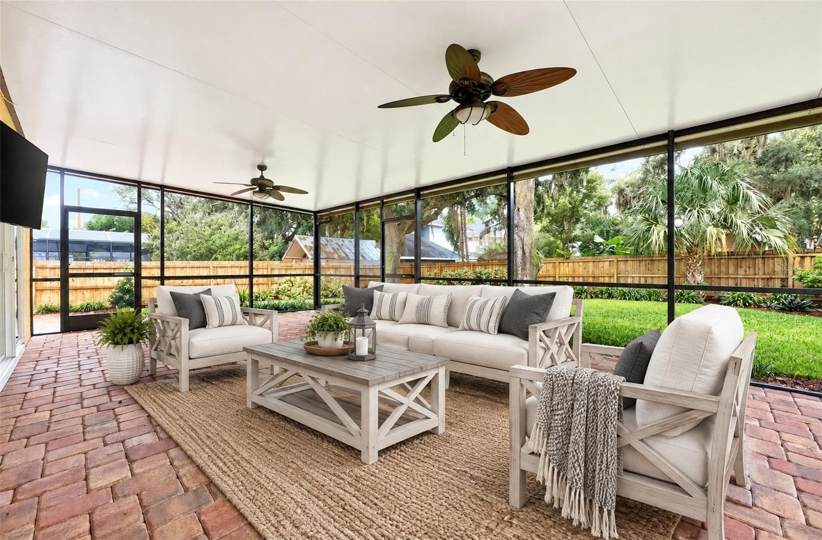 Expansive screened lanai. Virtually Staged. - 1212 ELMWOOD ST, ORLANDO