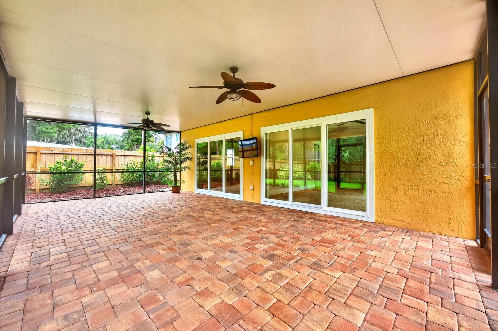 Expansive screened lanai. - 1212 ELMWOOD ST, ORLANDO