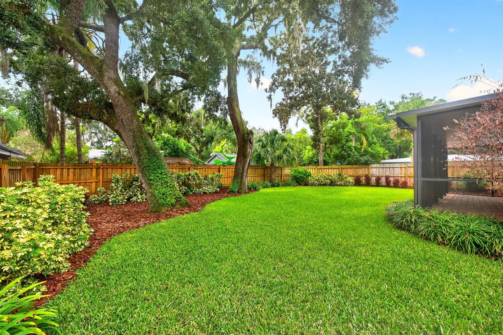 The park-like setting of the private backyard creates a tranquil retreat. - 1212 ELMWOOD ST, ORLANDO