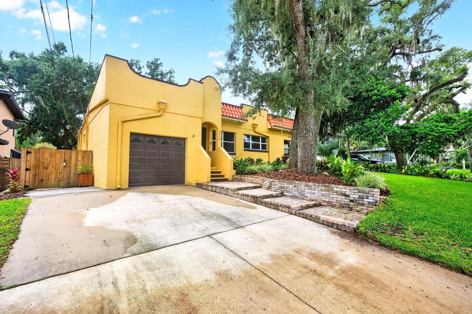 1-car garage, 2-car driveway for ample parking. - 1212 ELMWOOD ST, ORLANDO
