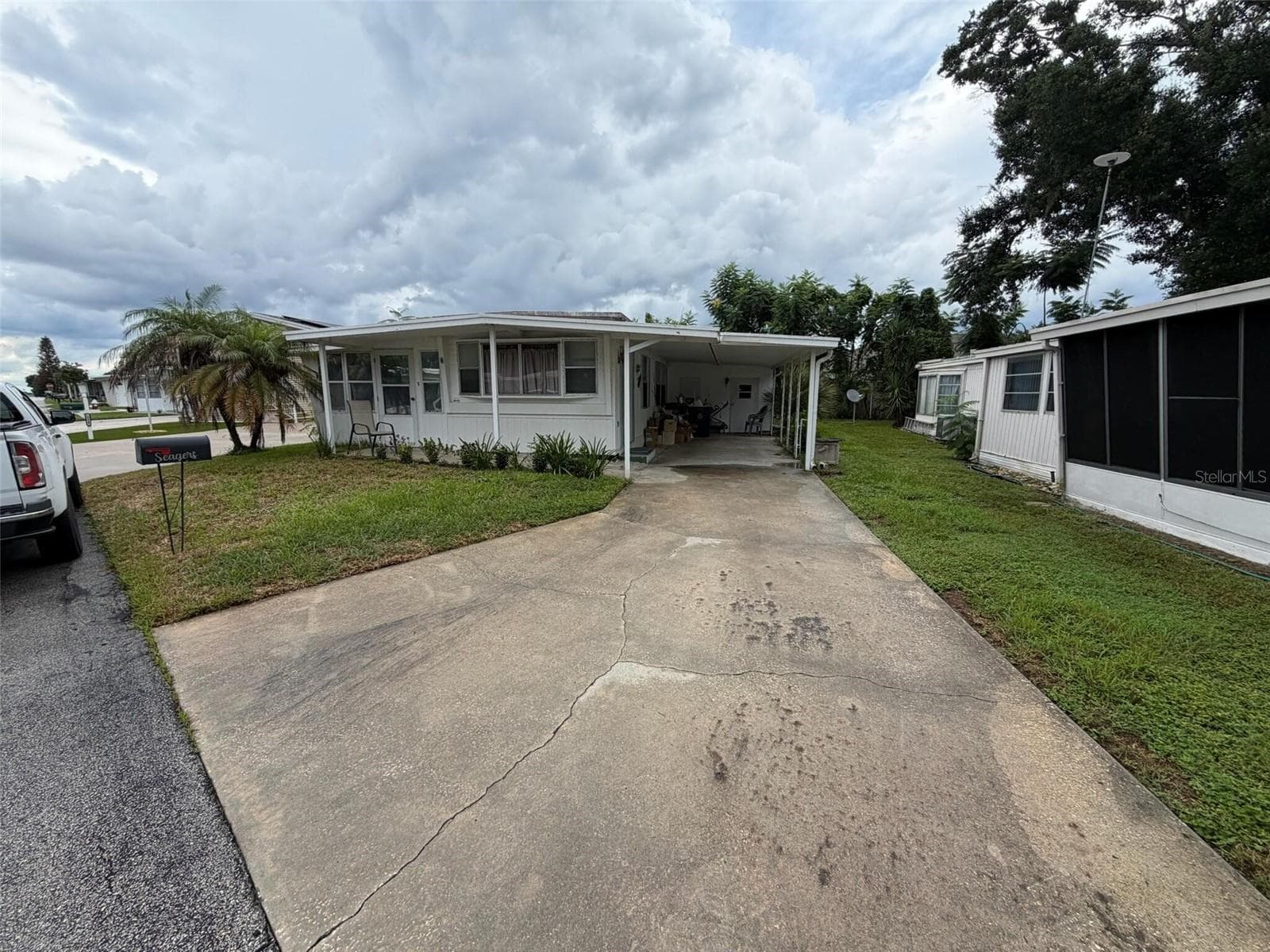 112 HOLIDAY LN