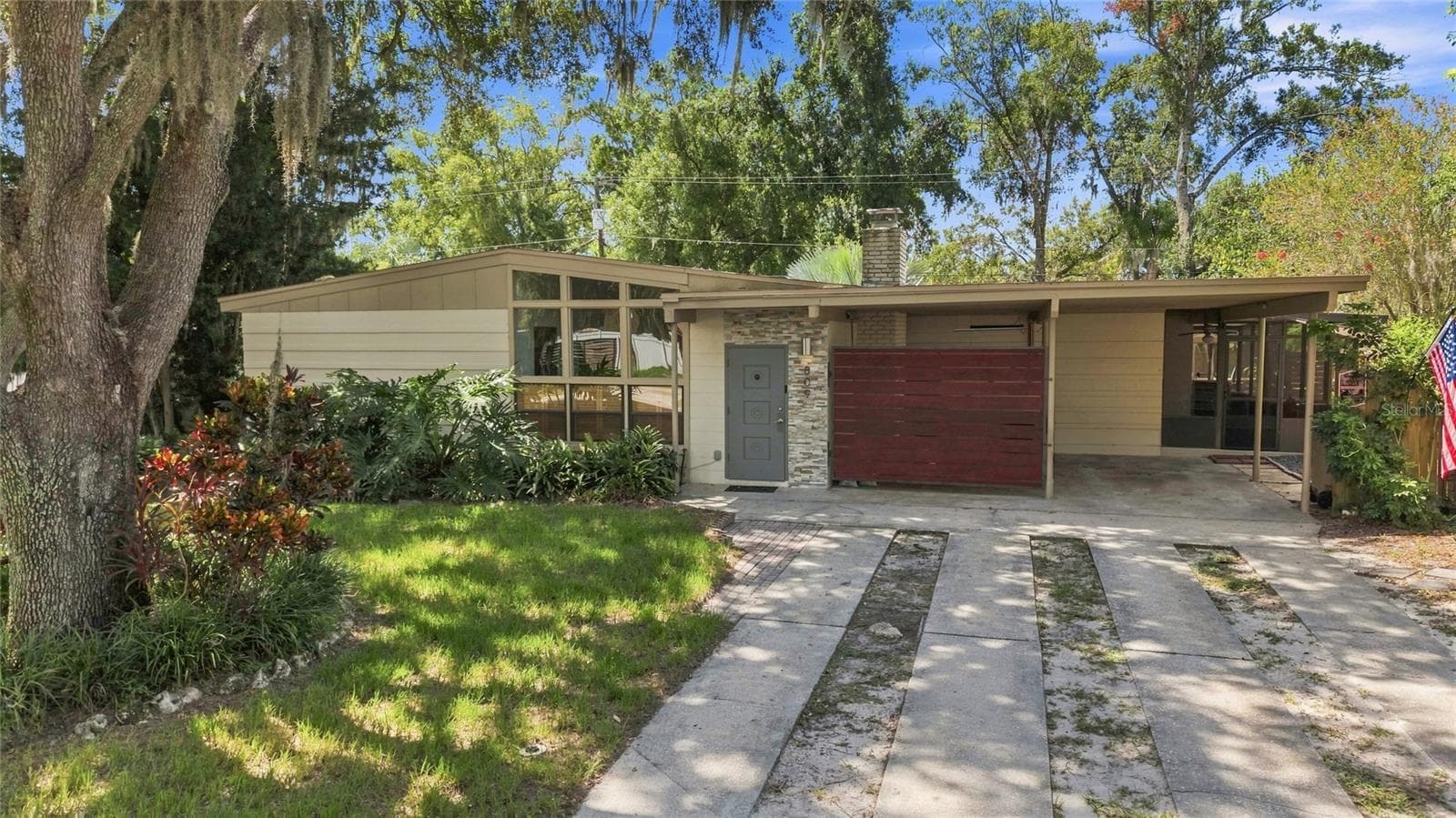 809 E RIVER DR