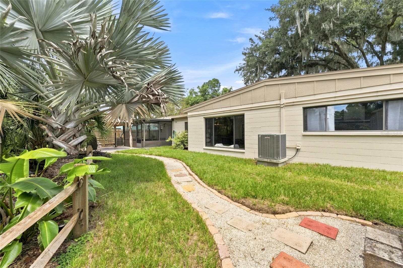 Single Family Residence at 809 E RIVER DR, TEMPLE TERRACE, photo 43 of 50