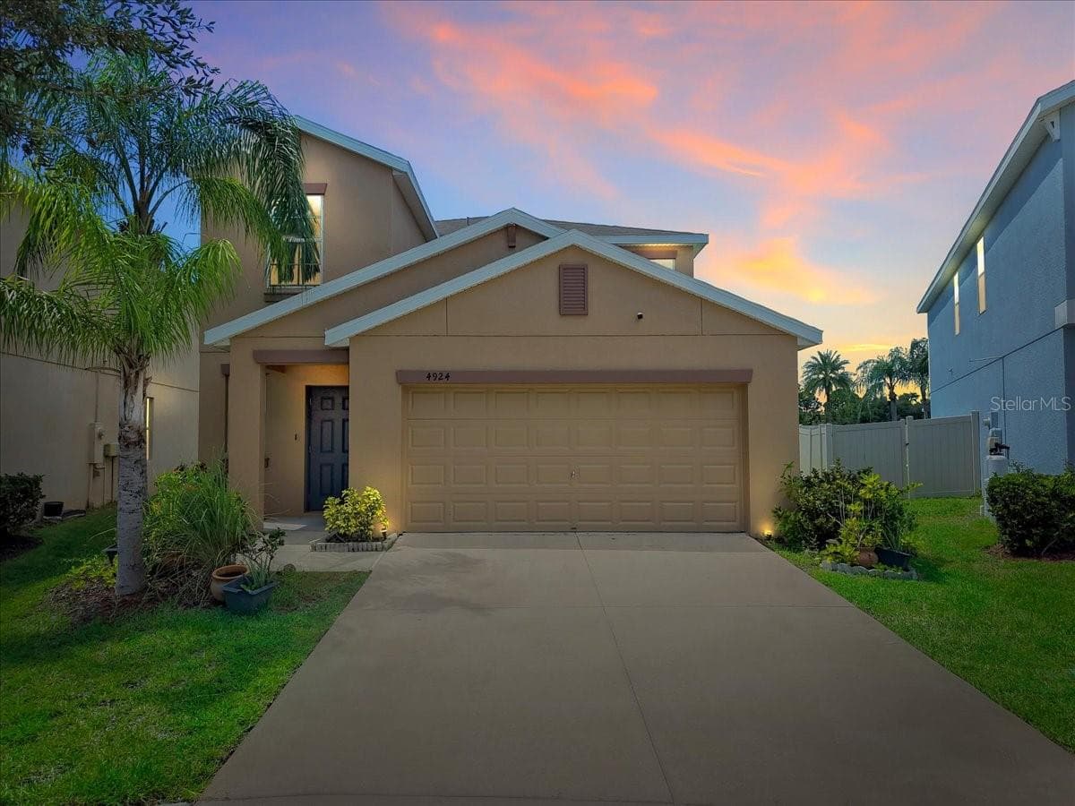 4924 REFLECTING POND CIR