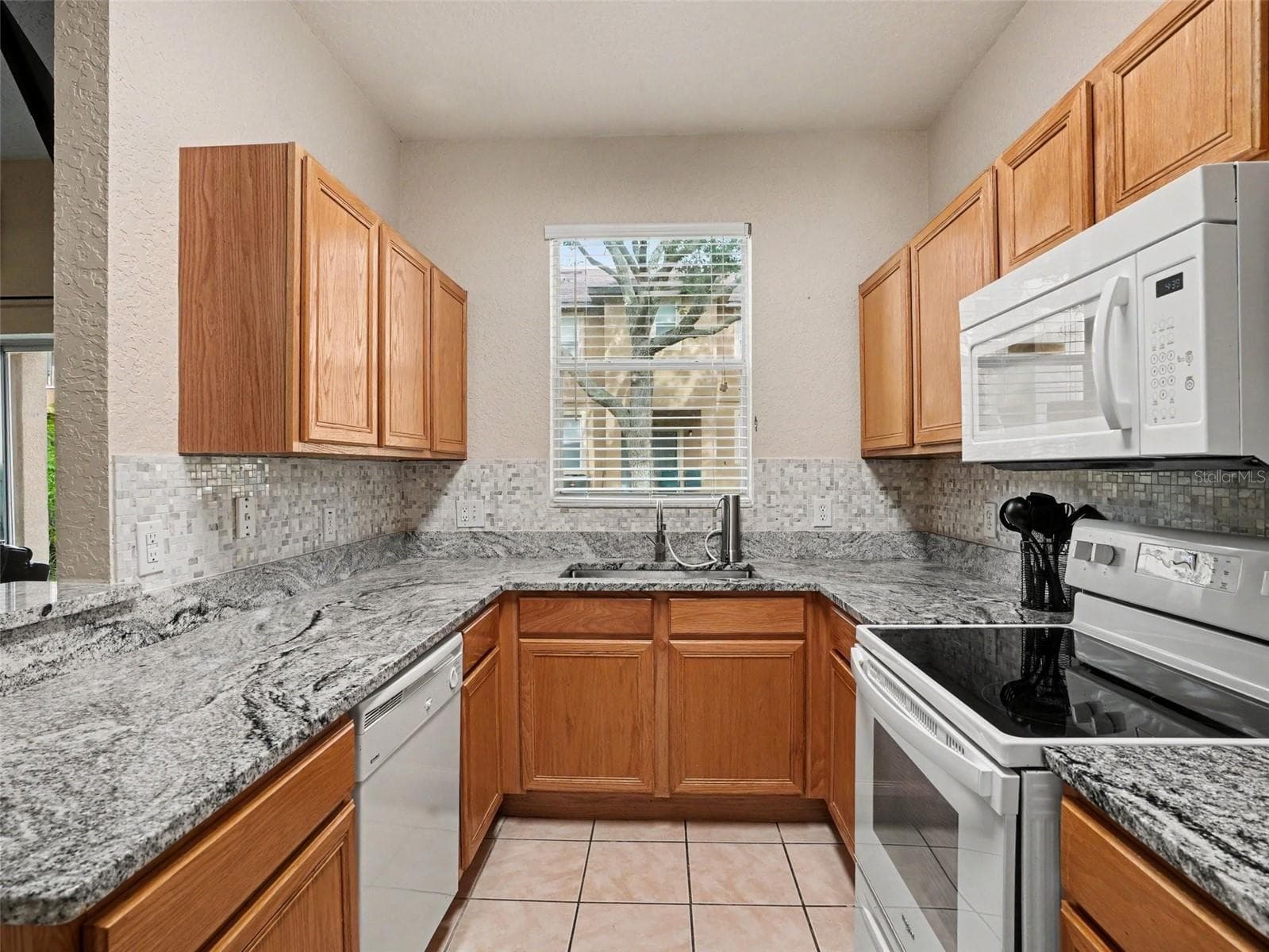 Townhouse at 234 CAMBRIA AVE, DAVENPORT, photo 8 of 13
