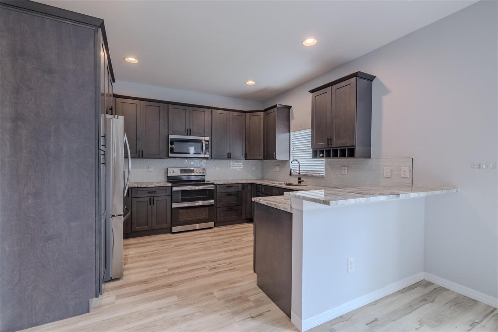 Single Family Residence at 12206 FAIRLAWN, RIVERVIEW, photo 15 of 52