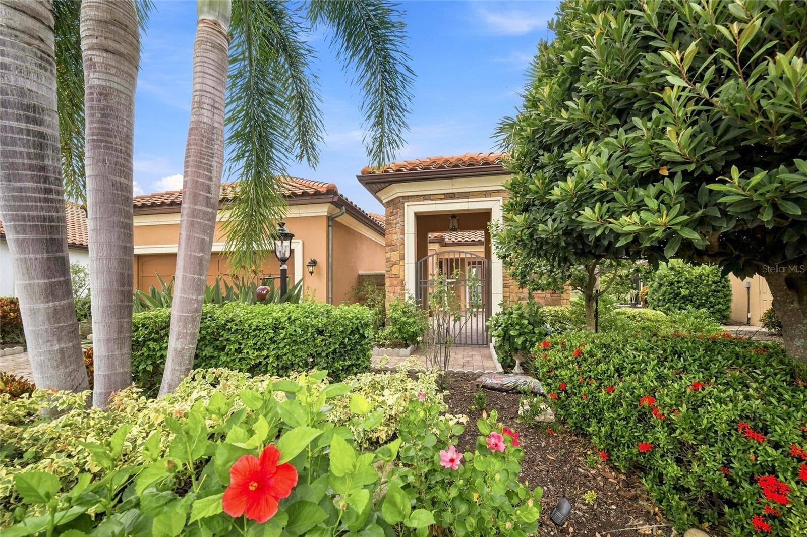 Beautiful landscaping - 12672 FONTANA LOOP, BRADENTON