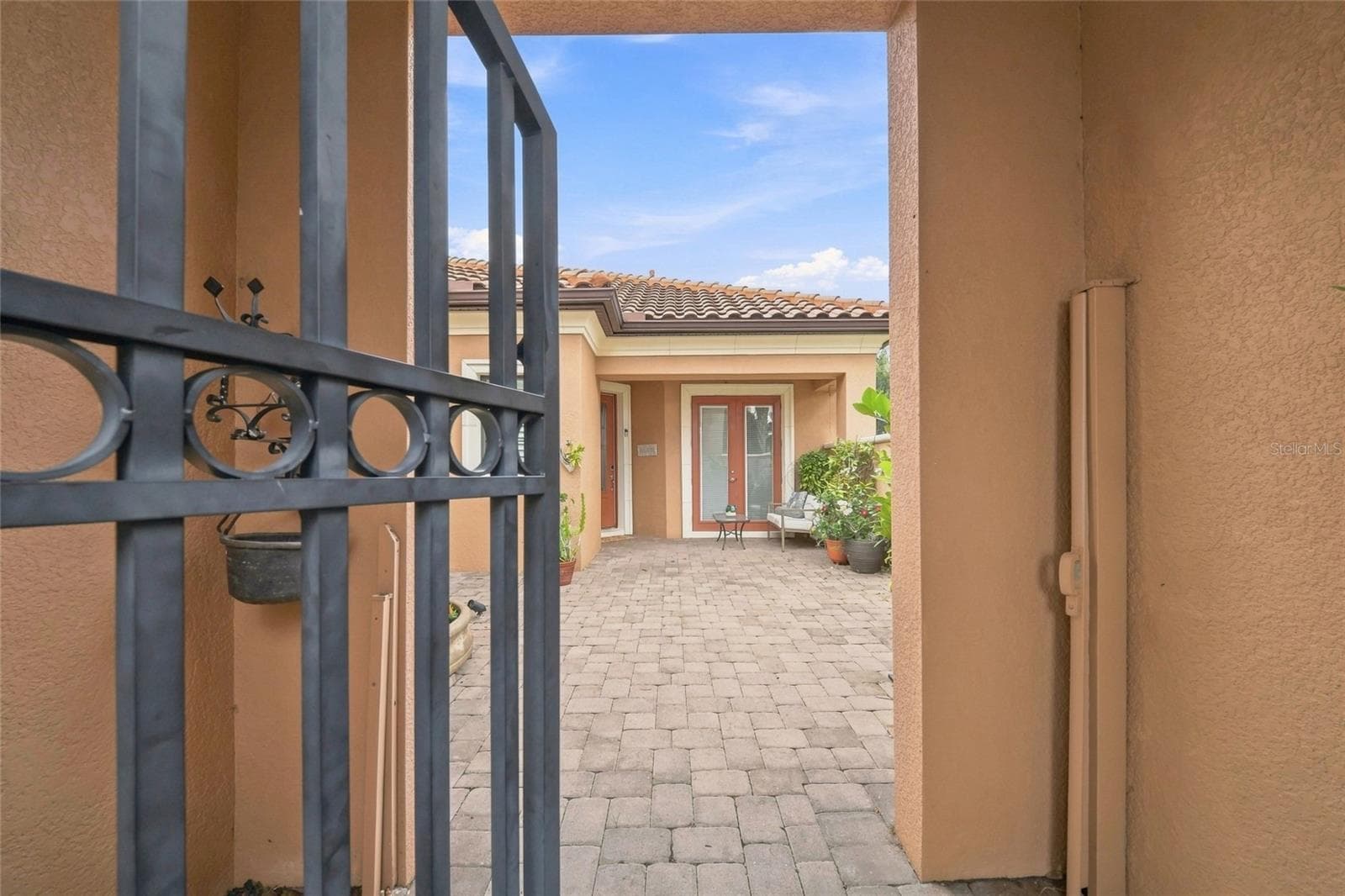 Unique courtyard entrance has a wow effect - 12672 FONTANA LOOP, BRADENTON