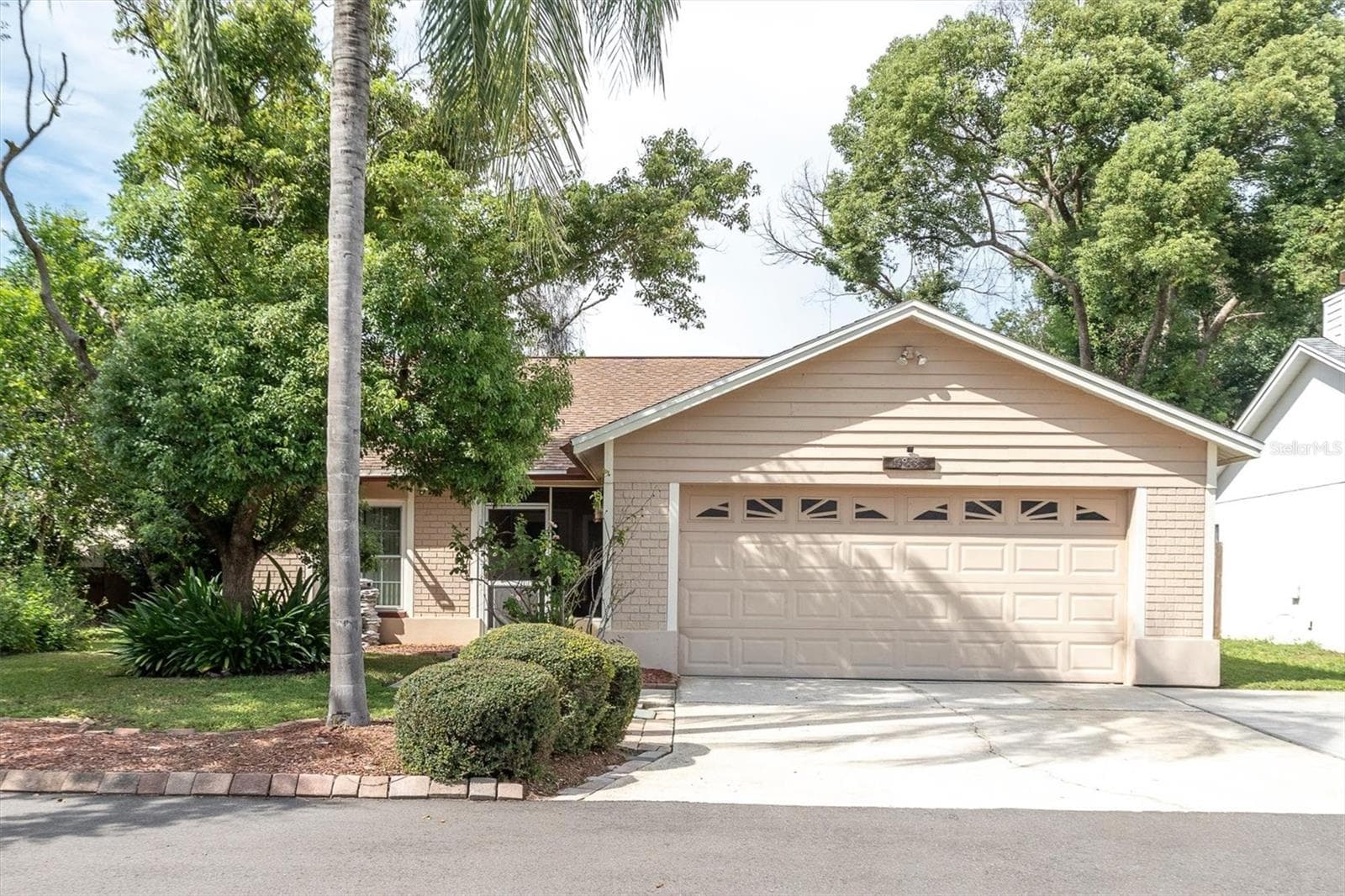 10833 LIVINGSTON DR