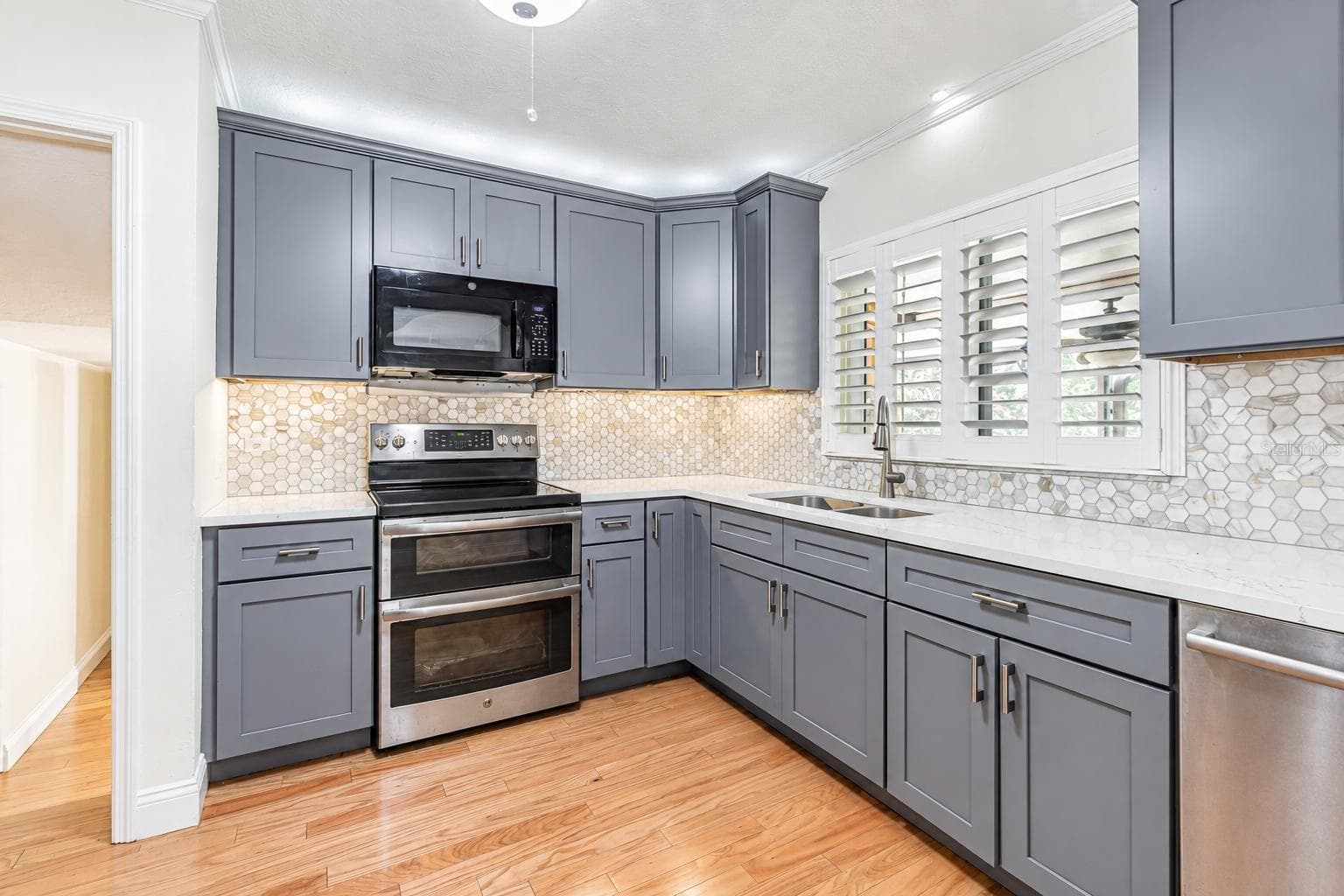 Single Family Residence at 243 SNELL ISLE BLVD NE, ST PETERSBURG, photo 8 of 35