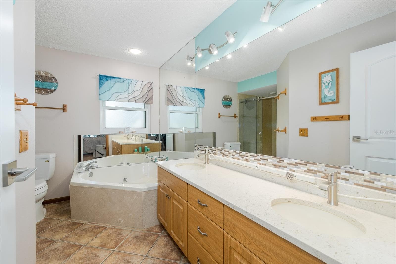 Single Family Residence at 11810 SPANISH LAKE DR, TAMPA, photo 21 of 66