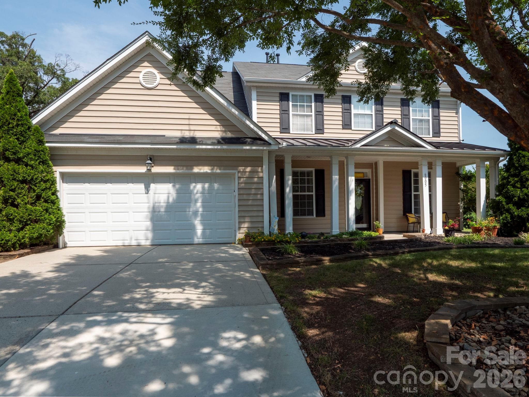 Single Family Residence at 6005 Lillyshire Place, Charlotte, photo 2 of 28