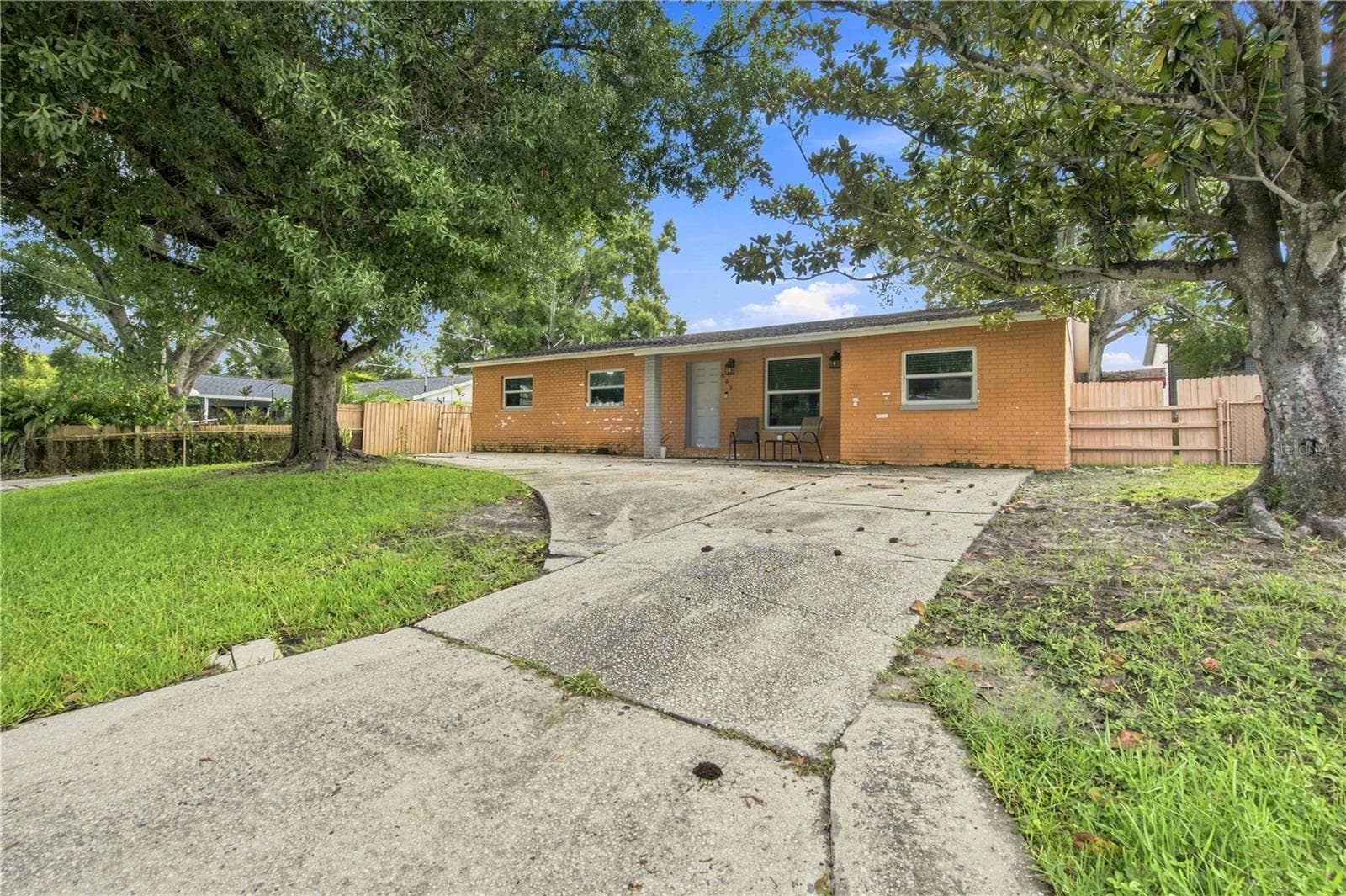 Single Family Residence at 802 PAPAYA DR, TAMPA, photo 10 of 40