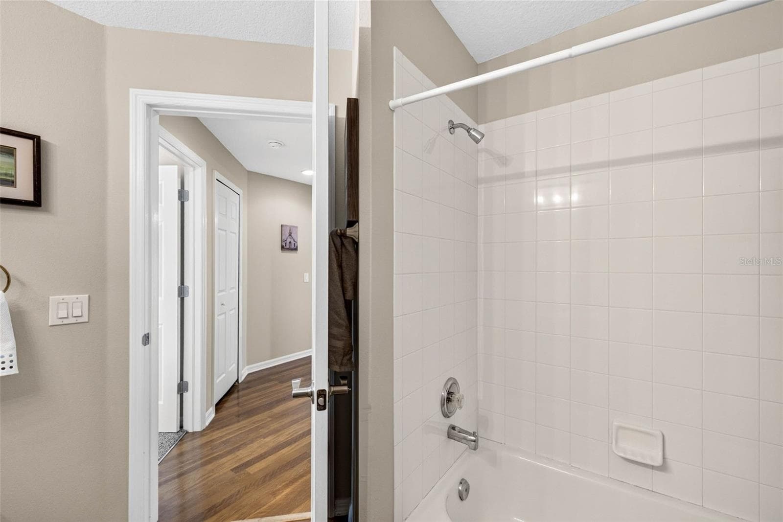 MAIN BATHROOM TUB SHOWER COMBO - 9603 BIRNAMWOOD ST, RIVERVIEW