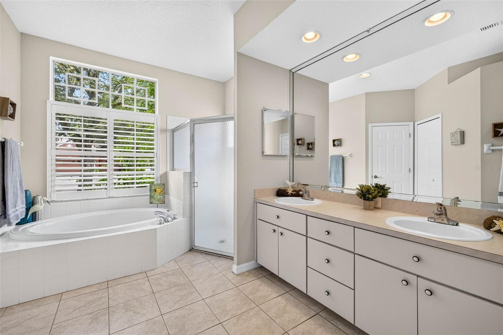 PRIMARY BATHROOM WITH GARDEN TUB AND SEPERATE SHOWER & WATER CLOSET - 9603 BIRNAMWOOD ST, RIVERVIEW