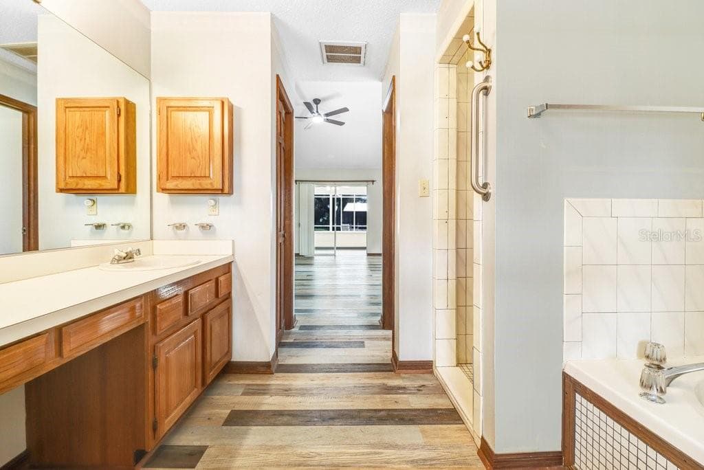 Jetted tub and Separate Shower Stall - 13108 LILITA AVE, DOVER