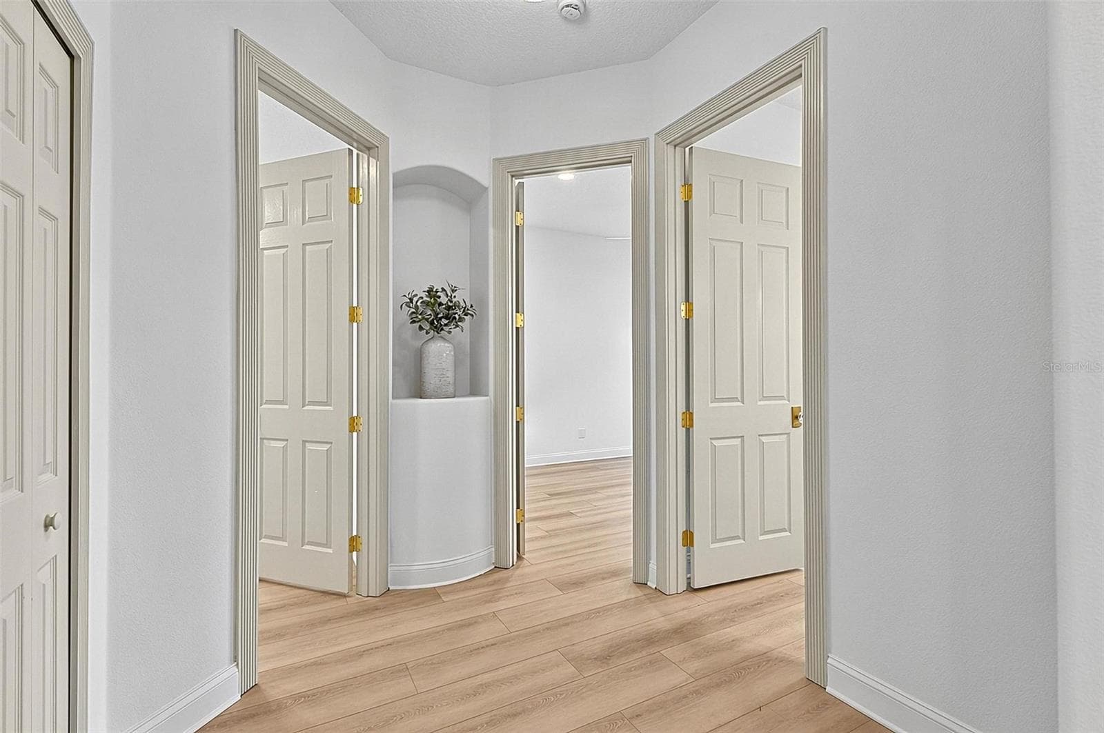 Spacious beautiful hallway with built in shelve to guest bedrooms and guest bath - 17 GRANDVIEW DR, PALM COAST
