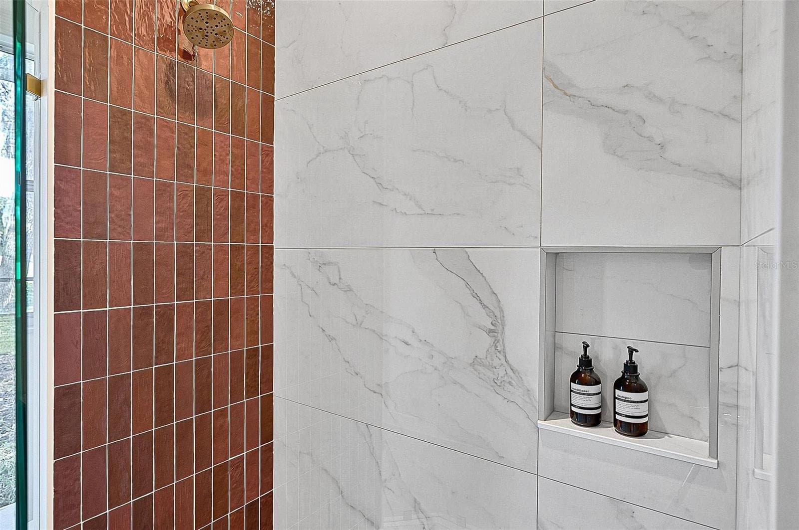 Guest 2nd bathroom with tile shower and niches - 17 GRANDVIEW DR, PALM COAST