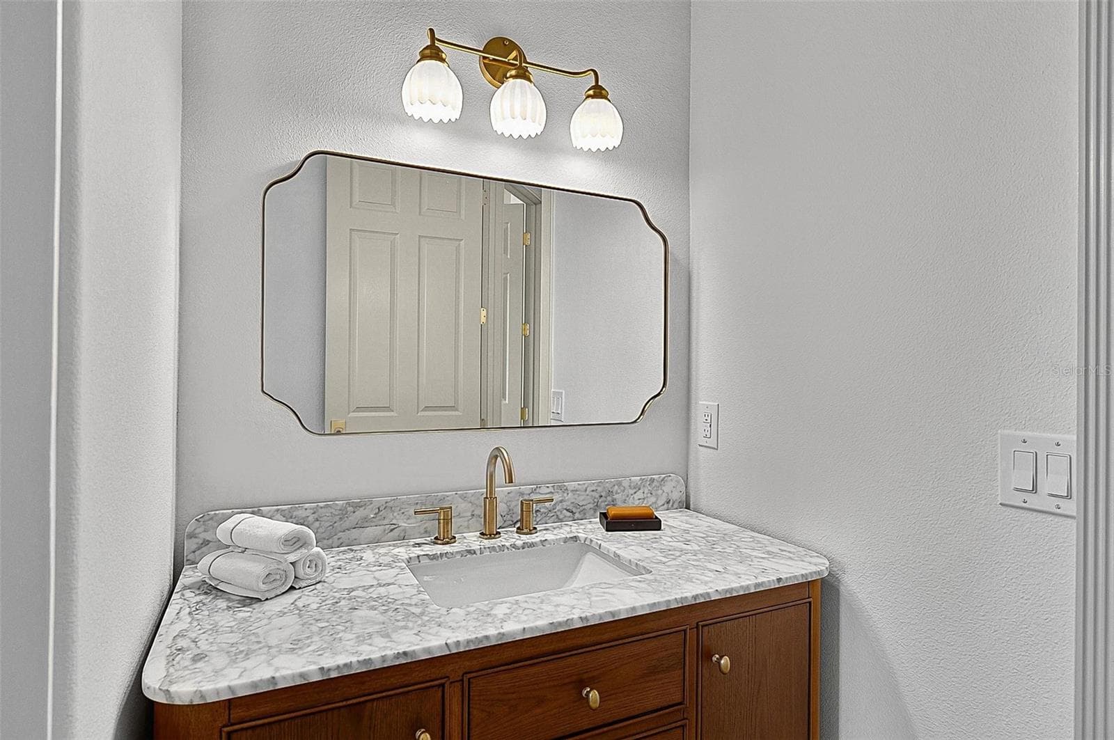Guest 2nd bathroom with stone top and wood vanities - 17 GRANDVIEW DR, PALM COAST