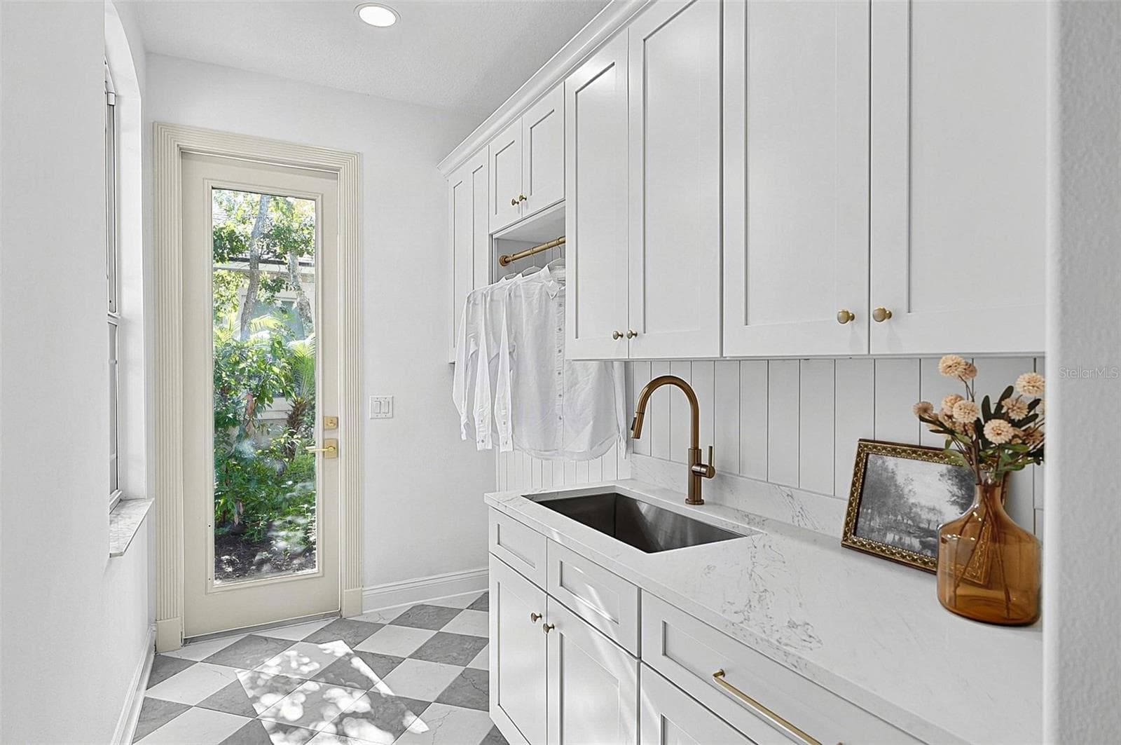 Very spacious laundry room, sink, cabinets, quartz countertops and outside entrance - 17 GRANDVIEW DR, PALM COAST