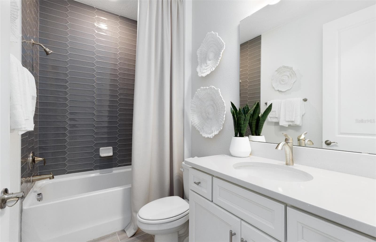 Model Home Design Only. Pictures and furnishings are for illustrative purposes only. Elevations, colors and options may vary. Furniture is for model home staging only. - 285 CRYSTAL WOOD DRIVE, WINTER GARDEN