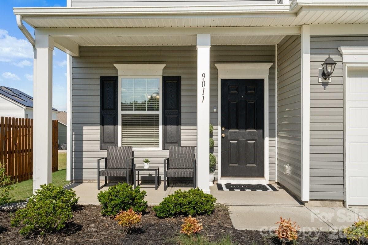 Single Family Residence at 9011 Evercrisp Lane, Charlotte, photo 4 of 31
