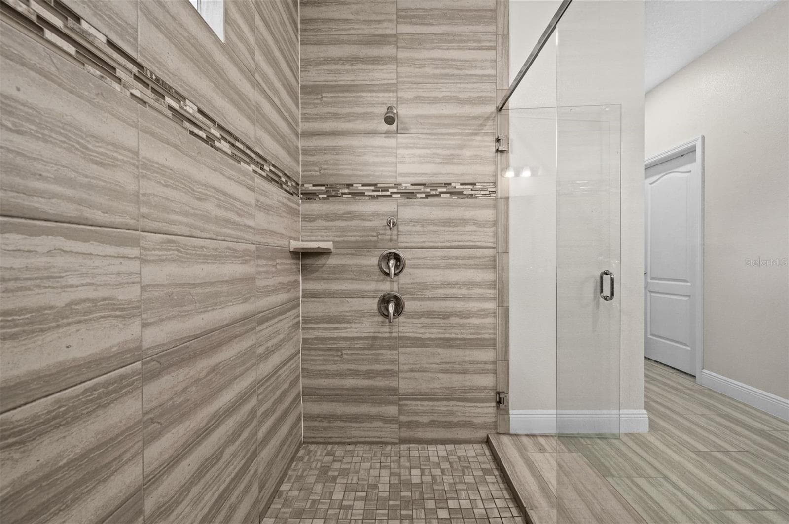 Walk-in shower - 5615 SW 215TH TER, NEWBERRY